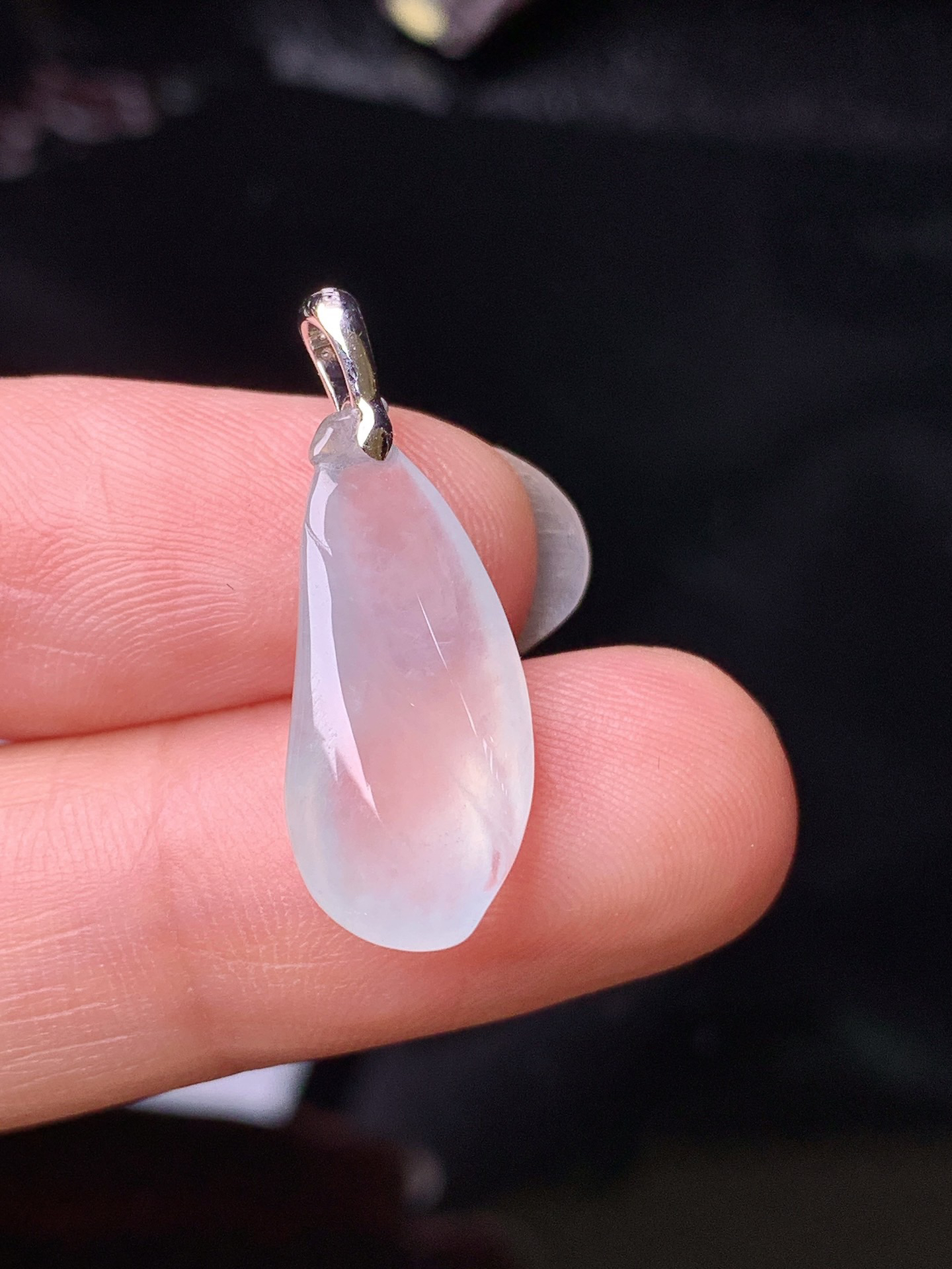 18k金钻镶嵌冰种花蕾吊坠 玉质细腻 色泽清新艳丽 整体尺寸25.5*9.2*5.7z1