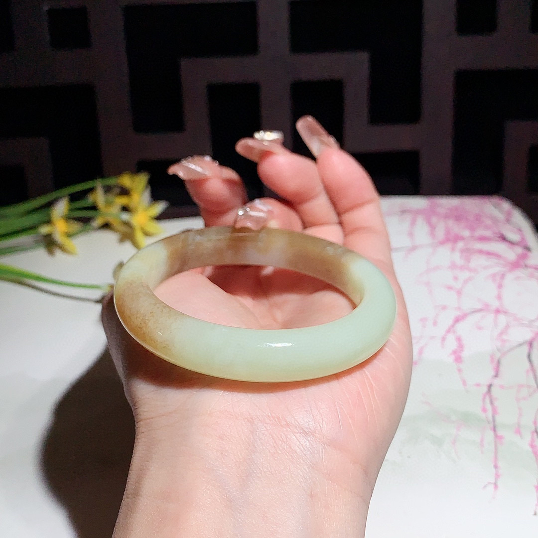 和田玉52.5圈且末糖手镯！玉质细腻油润 底色纯净 无裂无杂 脂粉好，品质高。