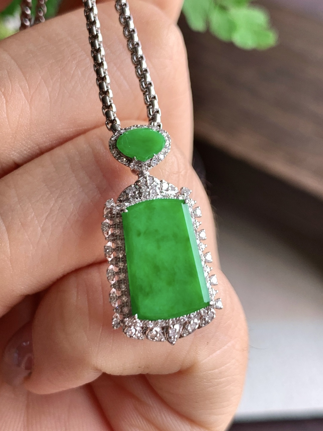 【镶嵌】冰阳绿无事牌飘绿花无事牌吊坠 【说明】缅料 18k金镶嵌 性比高 飘花 【整体】26.4-13.3-7.6 【裸石】13.5-9-1.4 【重量】2.5克