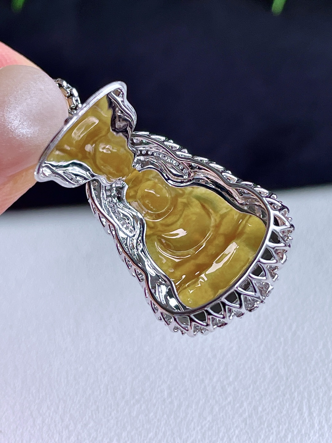 【镶嵌】高冰黄翡观音吊坠 【说明】缅料 18k金镶嵌 无裂 性比高 【整体】36.5-20-10.3 【裸石】23.8-16.6-4.3 【重量】6克