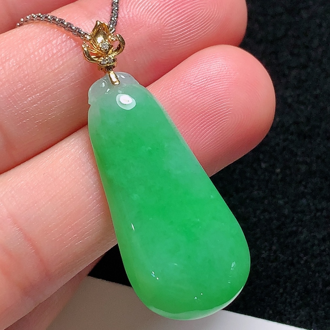 ️18k金镶嵌冰种阳绿福瓜，种老水头好，清爽漂亮，饱满完美，整体：40.4mm裸石：33.3/16.1/6.6mm