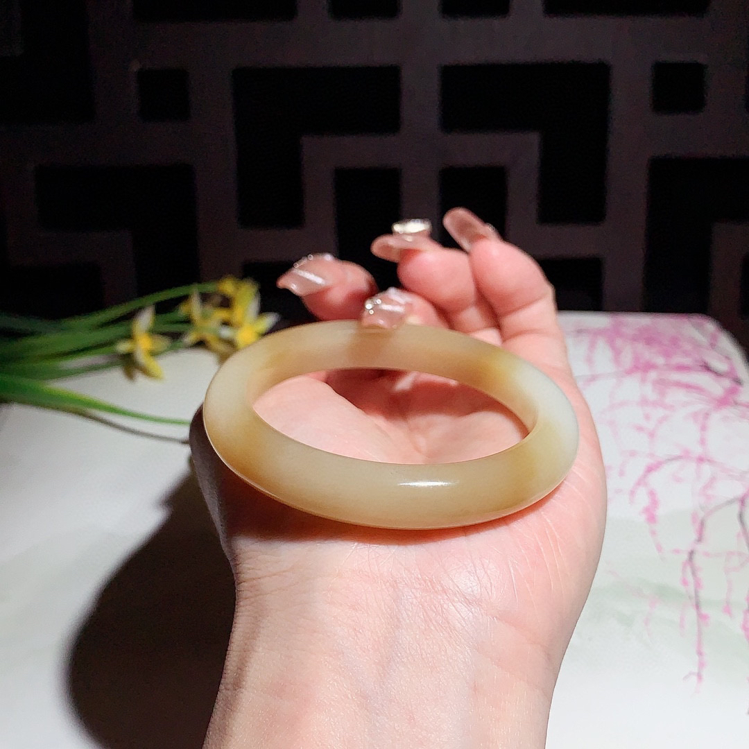 和田玉52.5圈且末糖手镯！玉质细腻油润 底色纯净 无裂无杂 脂粉好，品质高。