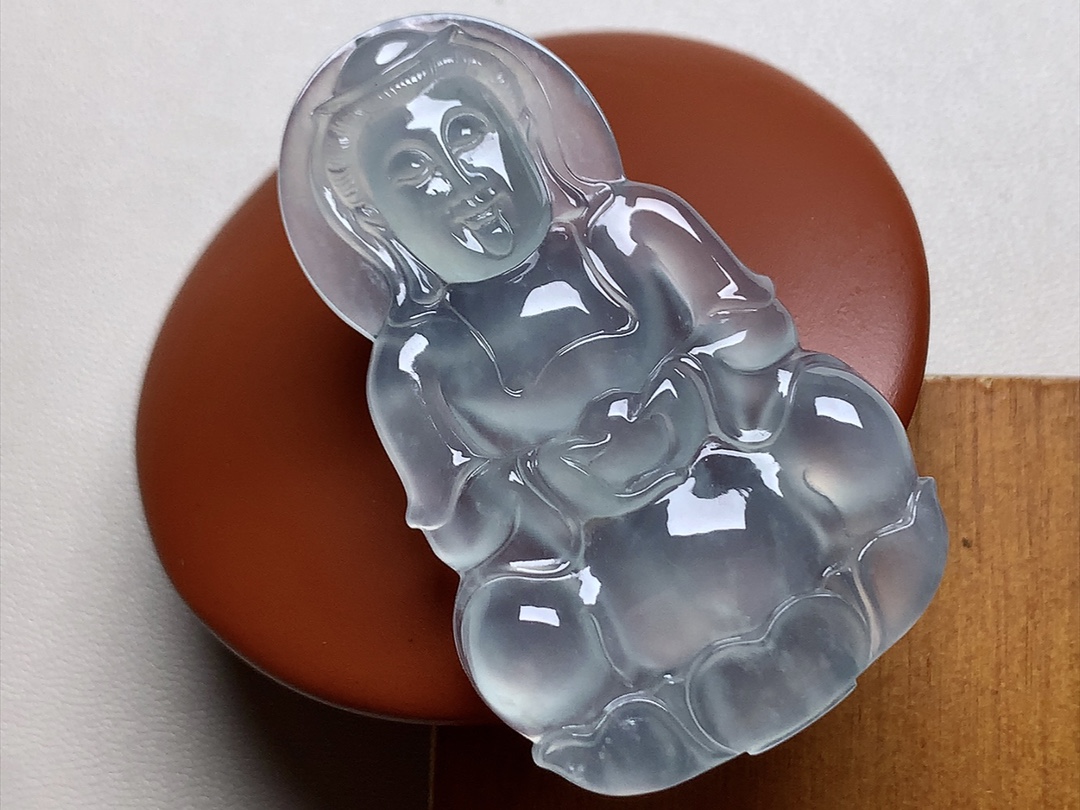 玻璃种观音 底色淡雅，种水，无裂，尺寸49.2*30*6