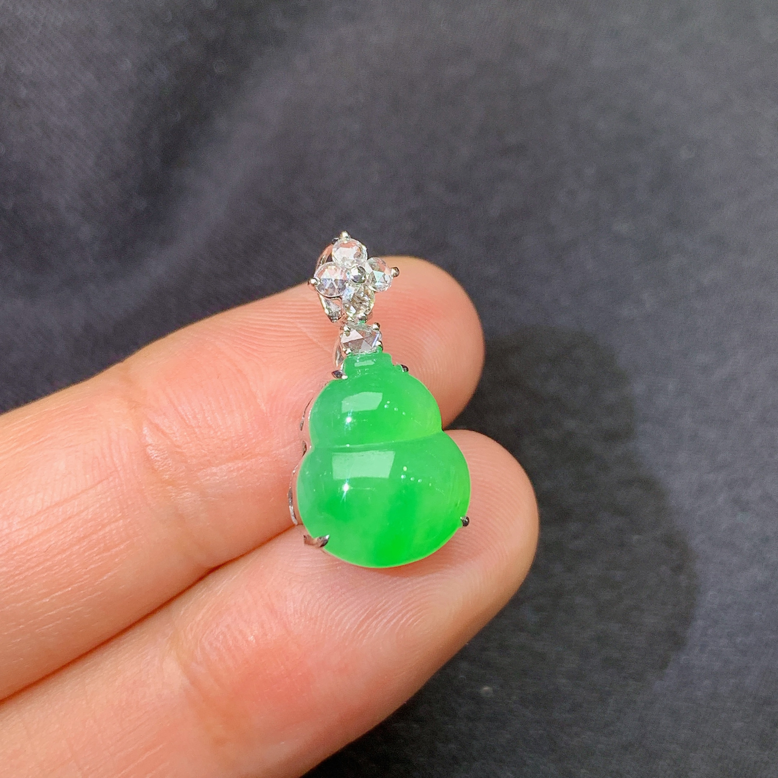 冰阳绿葫芦吊坠，18k金镶嵌，冰润色阳，玉质细腻，种水足，Y4 尺寸19.3*10*7.3