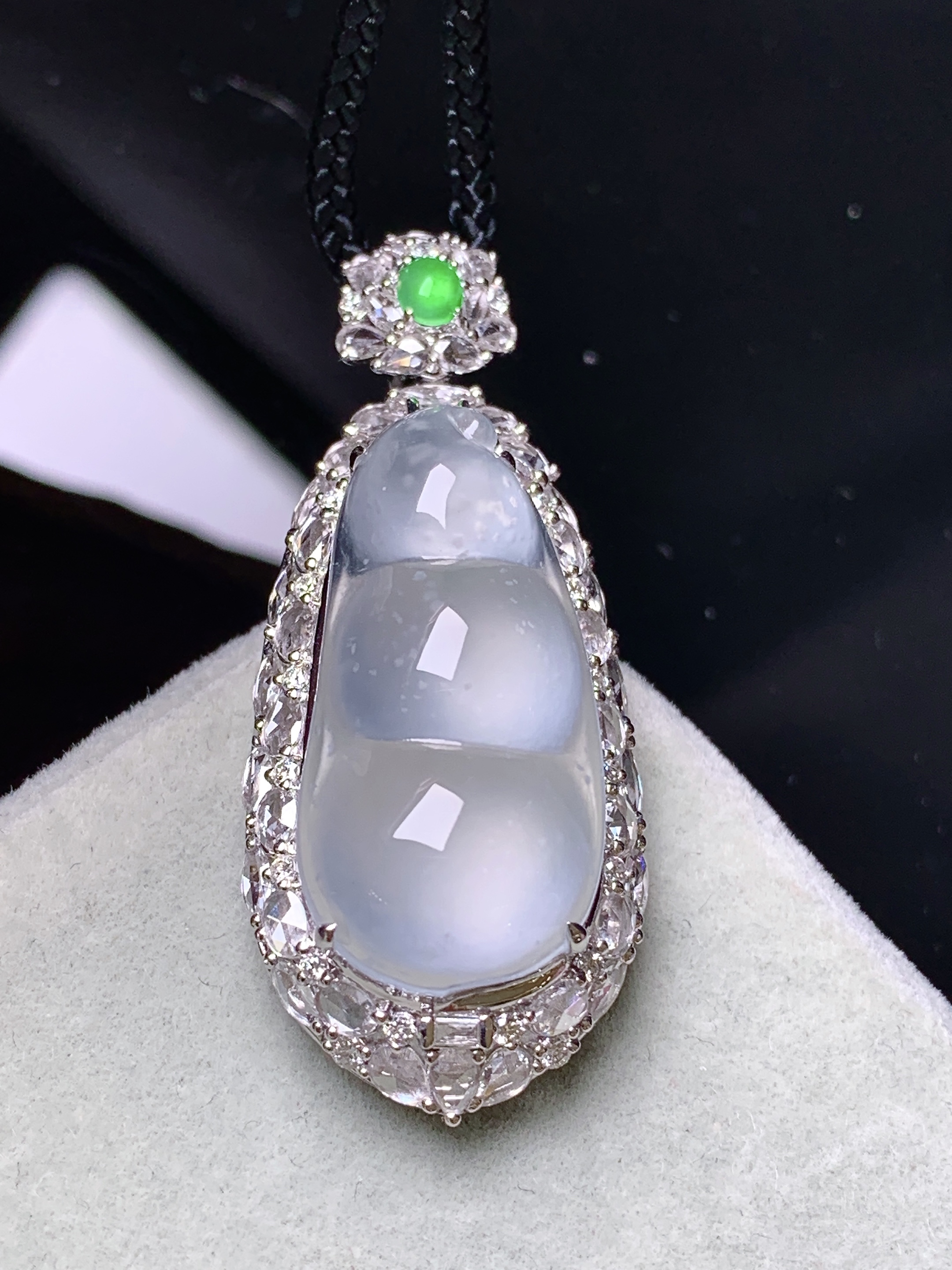 18k金钻镶嵌冰种四季豆吊坠 玉质细腻 色泽艳丽清新 水润亮眼 整体尺寸42.2*17.3*14.5b12