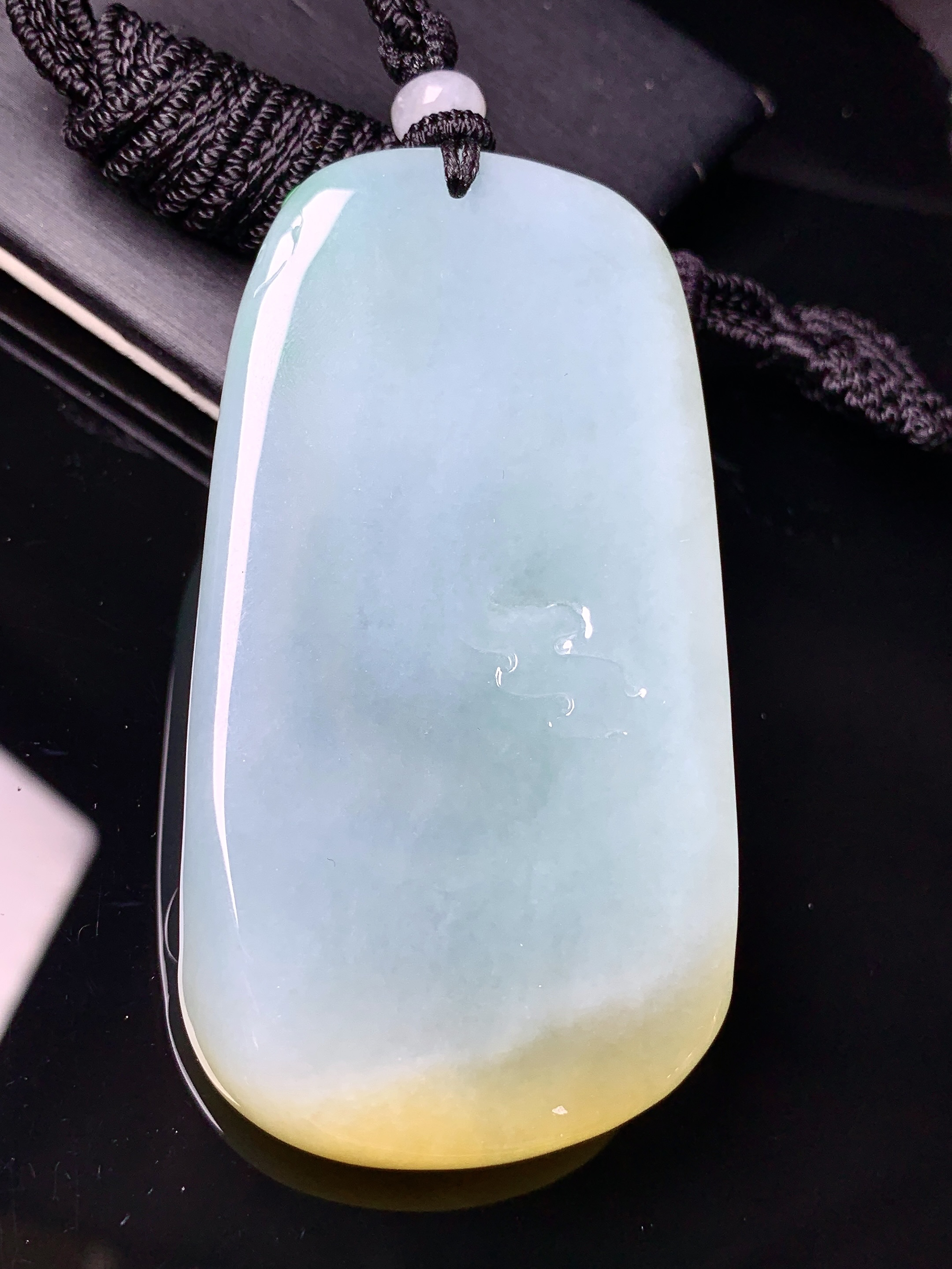 飘黄翡观音菩萨吊坠 玉质细腻 色泽艳丽清新 水润亮眼 整体尺寸67.6*34.8*9.2w1