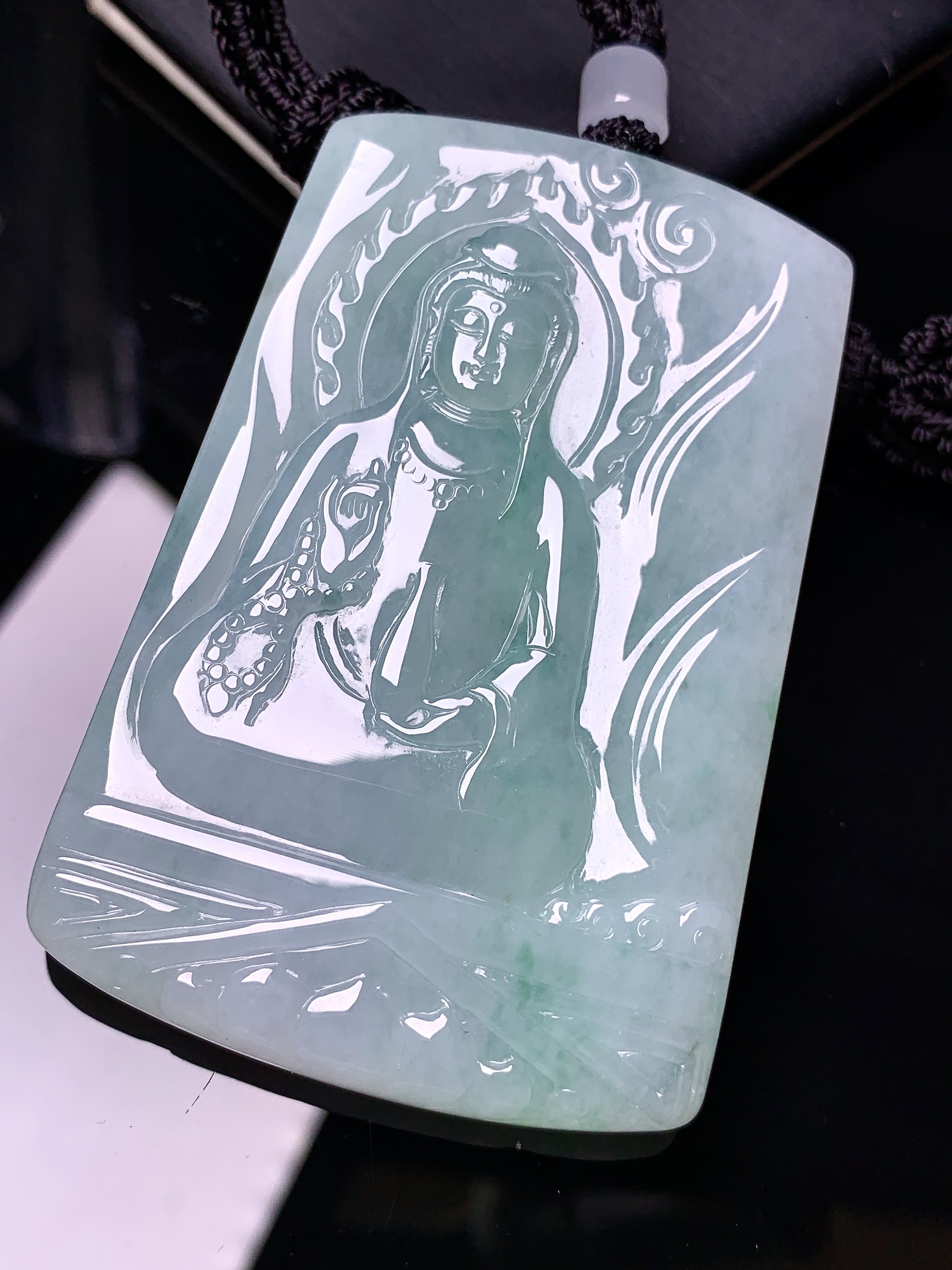 冰种观音菩萨吊坠 玉质细腻 色泽艳丽清新 水润亮眼 整体尺寸64.3*42.8*6L1