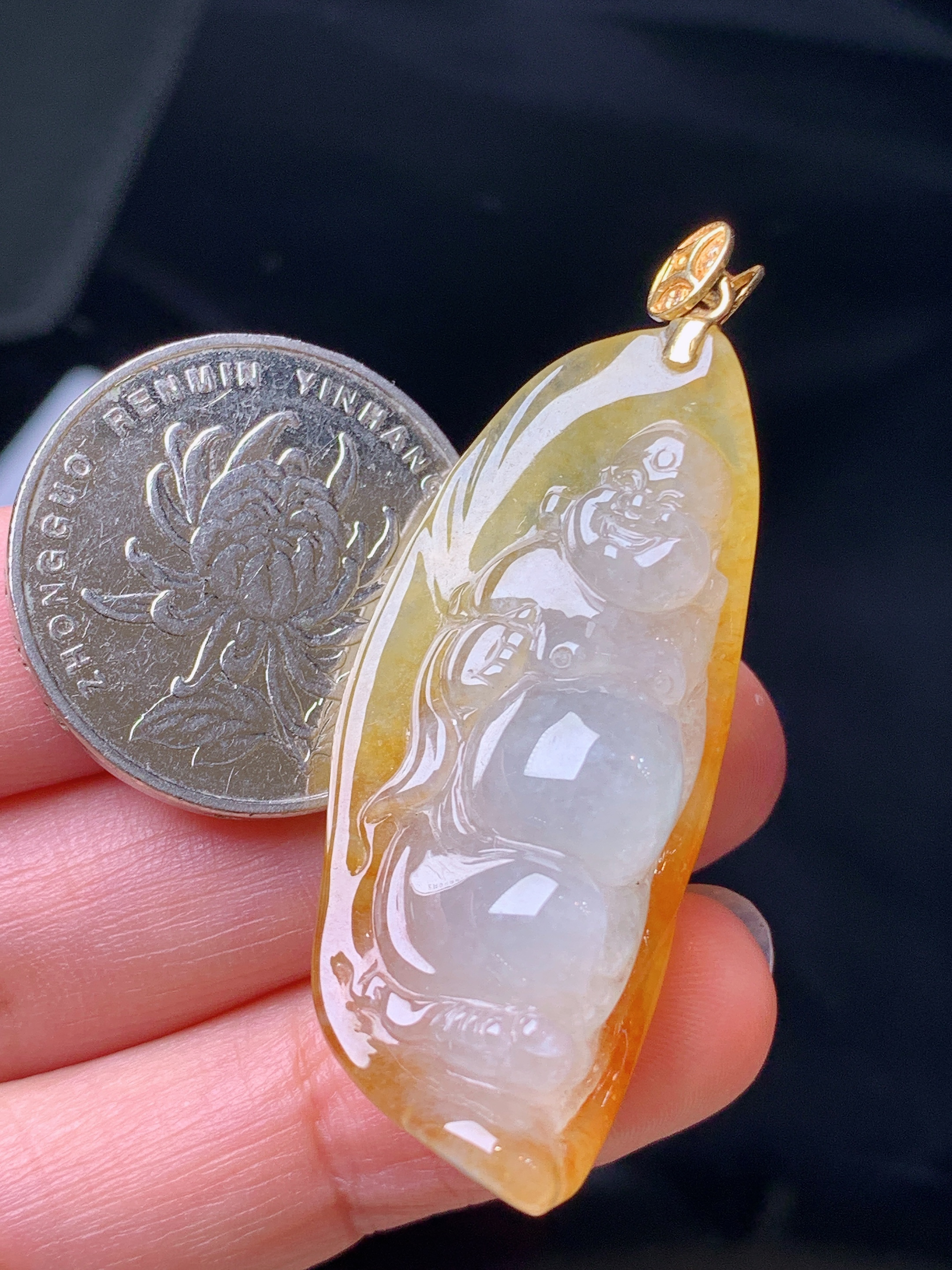 18k金镶嵌飘黄翡佛公吊坠 玉质细腻 色泽艳丽清新 水润亮眼 整体尺寸48.3*19*14L1