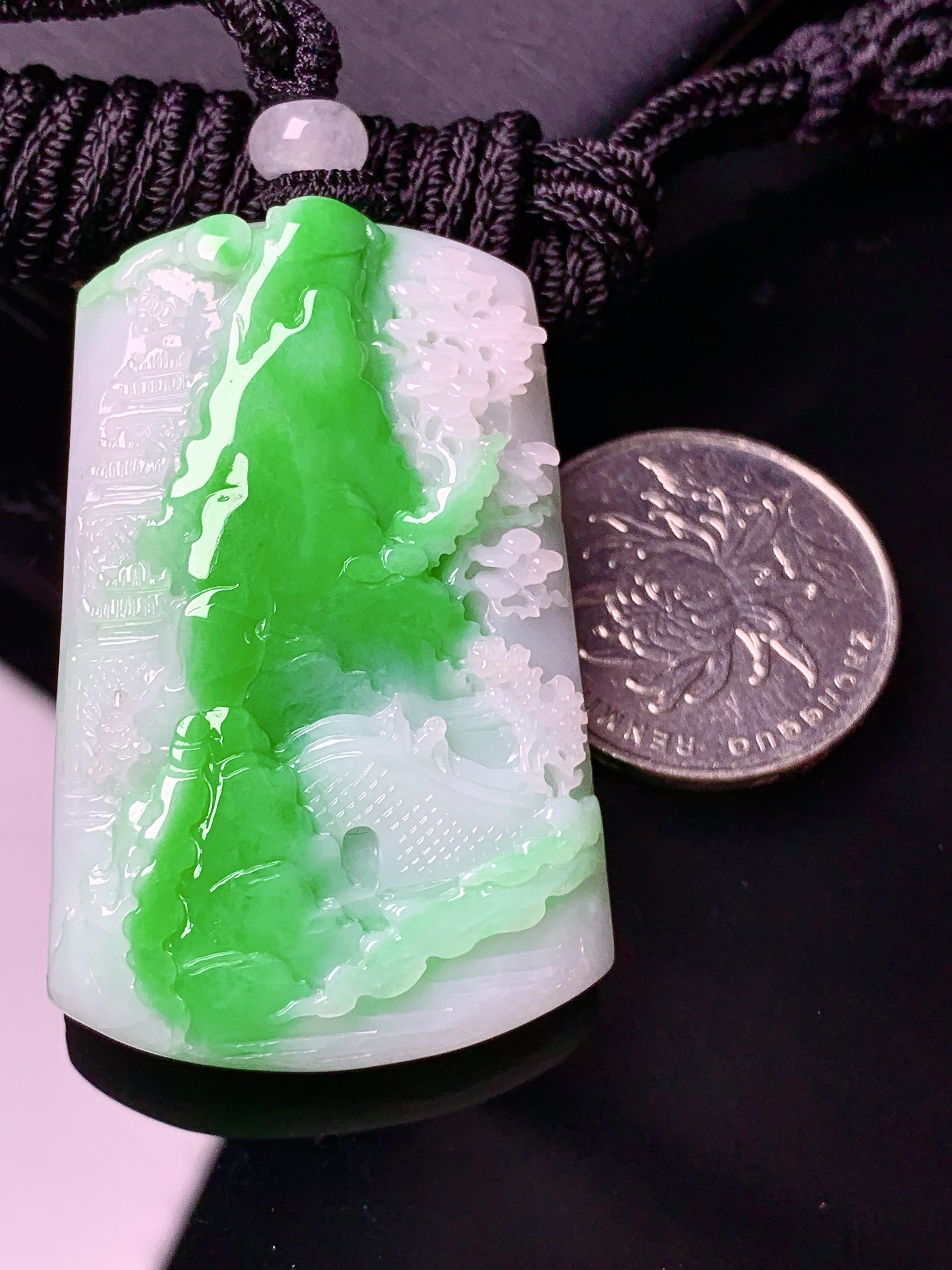 飘绿山水吊坠 玉质细腻 色泽艳丽清新 水润亮眼 整体尺寸47.2*30.5*9.3w1