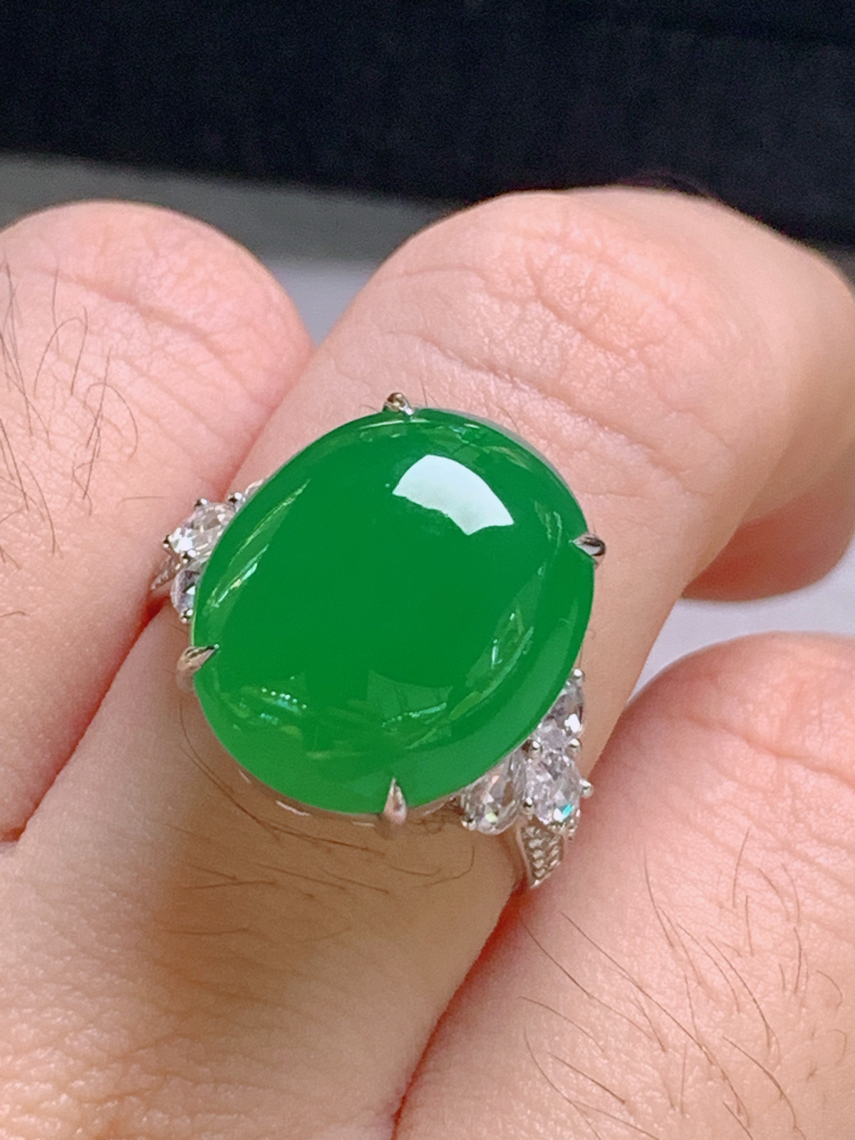️  冰阳绿旦面戒指，色阳饱满
裸石15.9-13.4-6.4
圈口14
