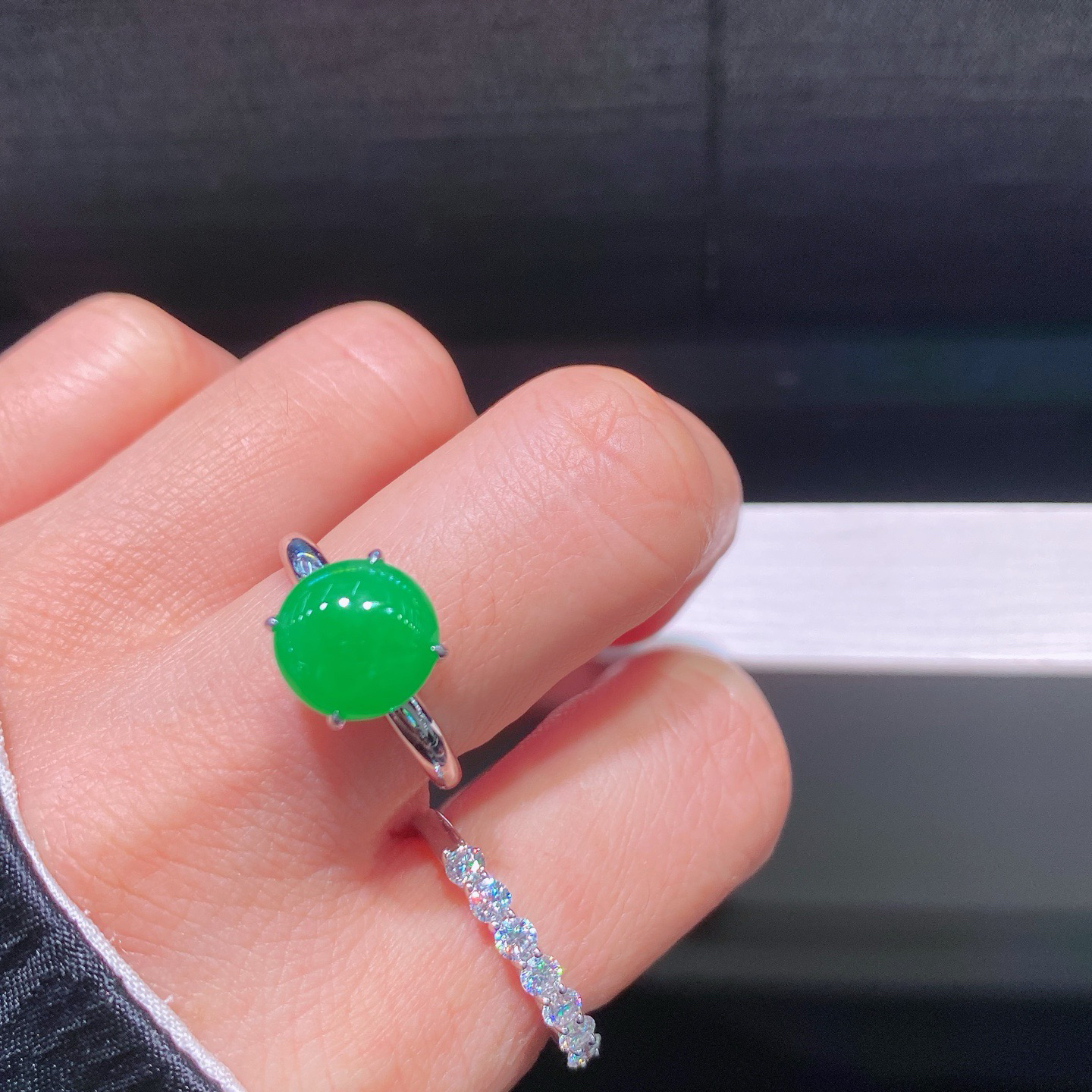 冰阳绿蛋面戒指 
冰种阳绿，色泽浓郁鲜亮
蛋面圆润饱满，18K金镶嵌
尺寸如图一  实物更美～