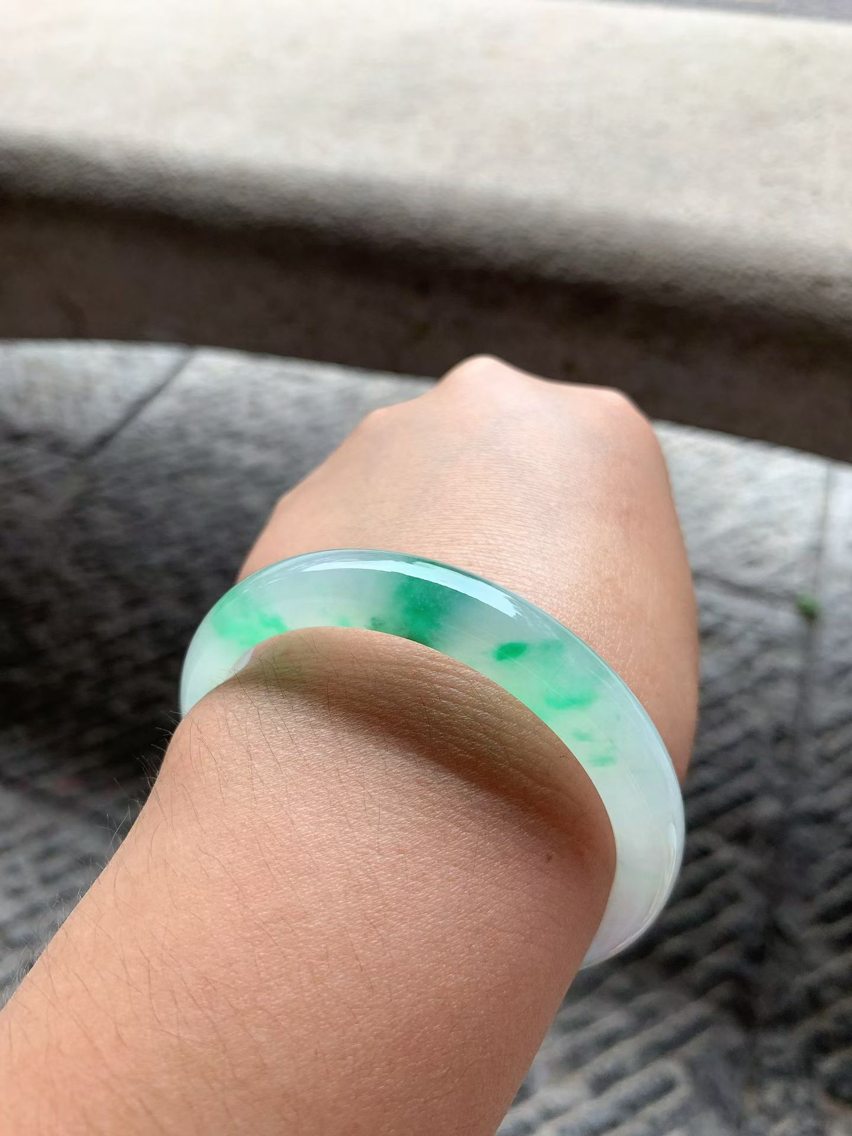 飘阳绿正圈手镯尺寸55.5*10*7.2 种质细腻，通透水润，胶润无比，底子干净清爽，翠色鲜阳，青翠耀眼！