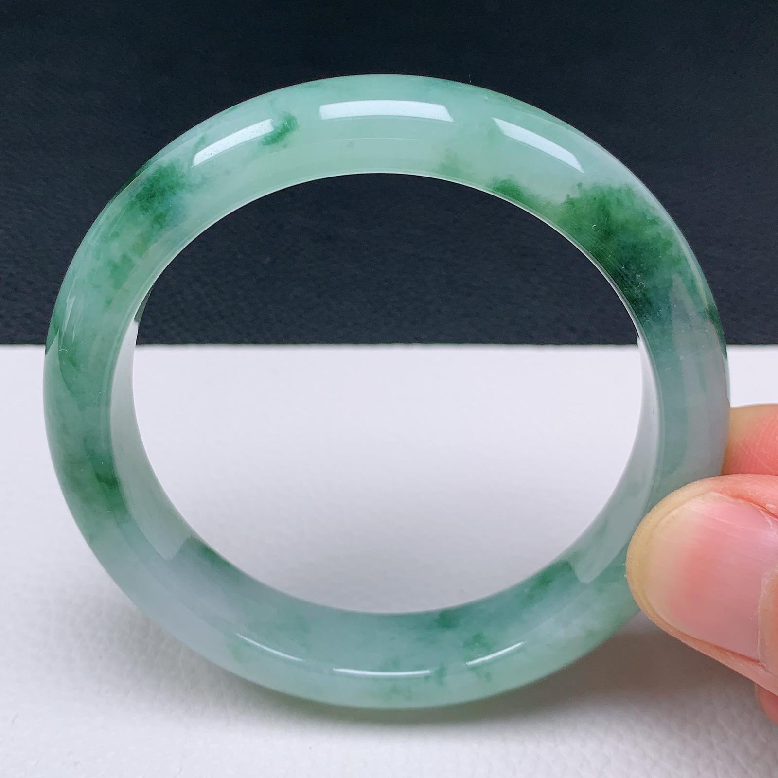 天然翡翠圈口57-58老坑冰透飘绿花手镯 玉质细腻 种水好 尺寸：57.1-12.6-8.2mm  