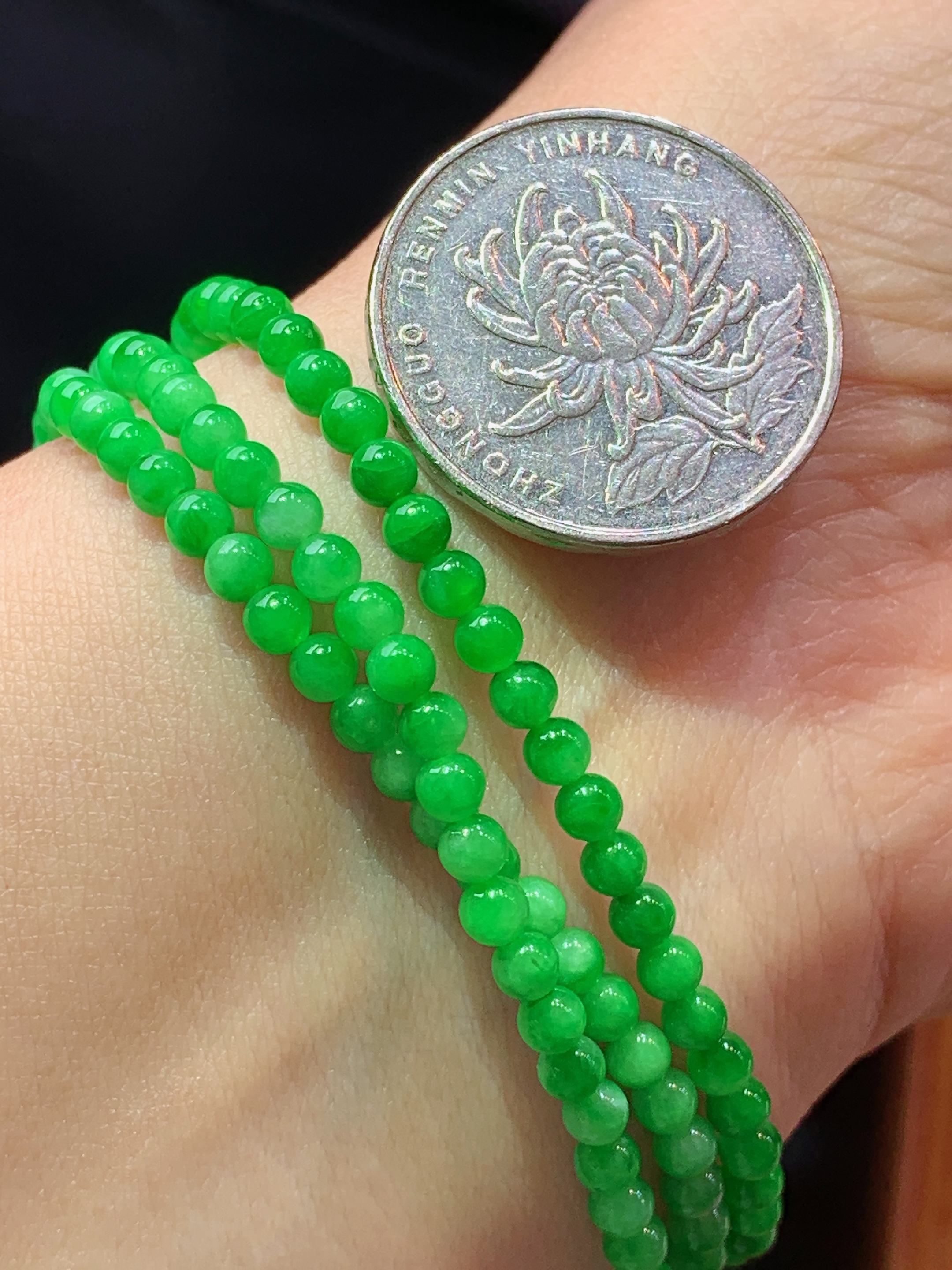 翠绿圆珠项链 玉质细腻 色泽艳丽清新 水润亮眼 整体尺寸3.5 m2