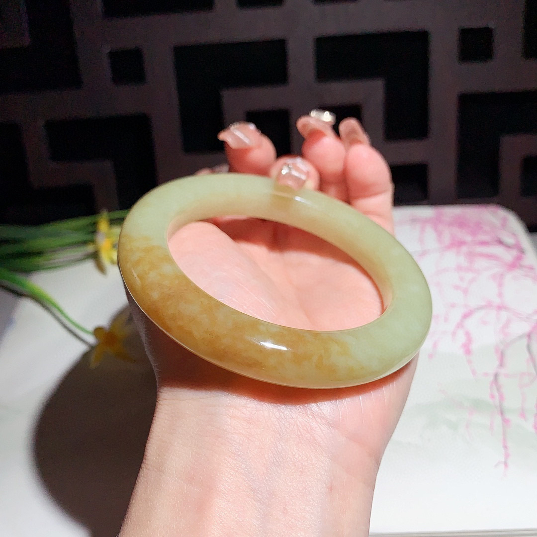 和田玉58圈且末糖手镯玉质细腻油润 底色纯净 无裂无棉 脂粉好，品质高。