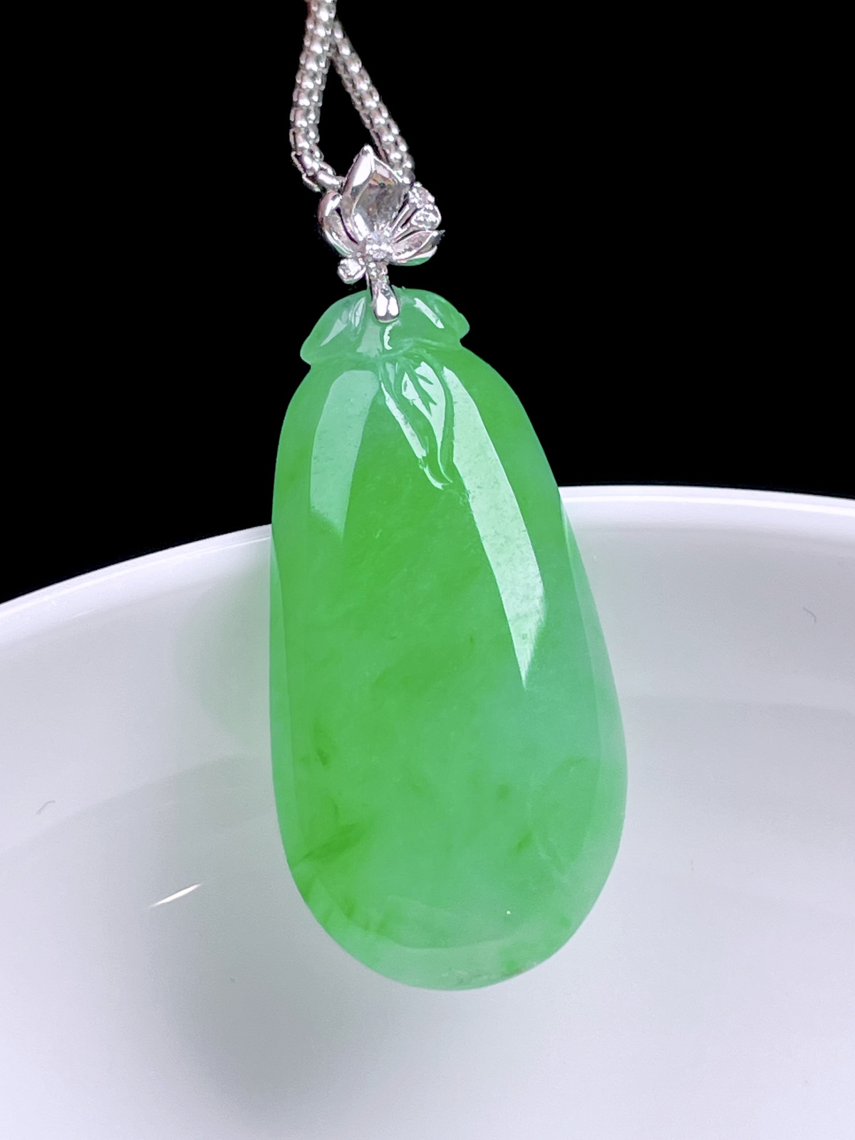 ️ 冰阳绿福瓜 
色泽浓郁，种老水润，18k金镶嵌
整体：33.6
裸石：28/14/4.7