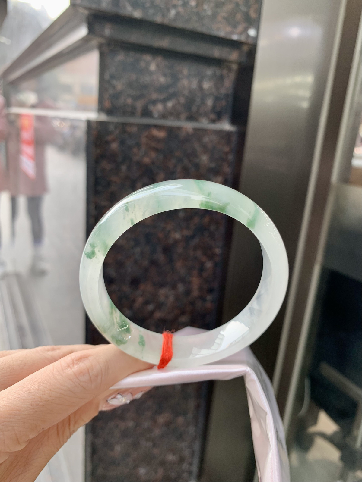 冰飘花正圈
底妆水润细腻，冰底中开出了朵朵兰花，飘花灵动飘逸，勾勒出一幅唯美诗意的山水意境画，古典优雅又秀气。