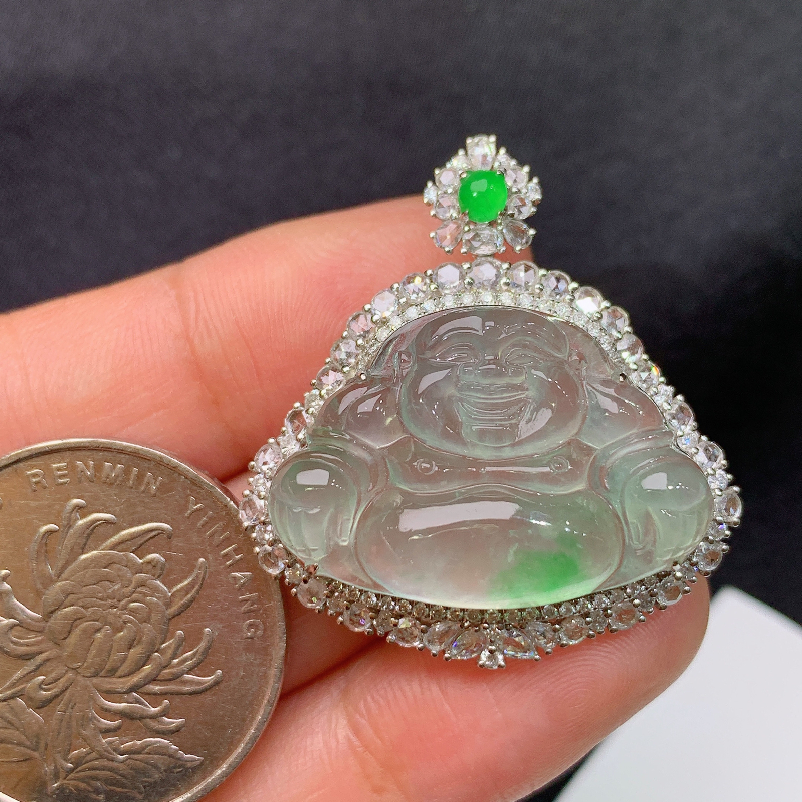 冰飘绿笑佛吊坠，18k金镶嵌，冰润细腻，品相饱满，种水足，Tl 尺寸32.1*30.1*10.2