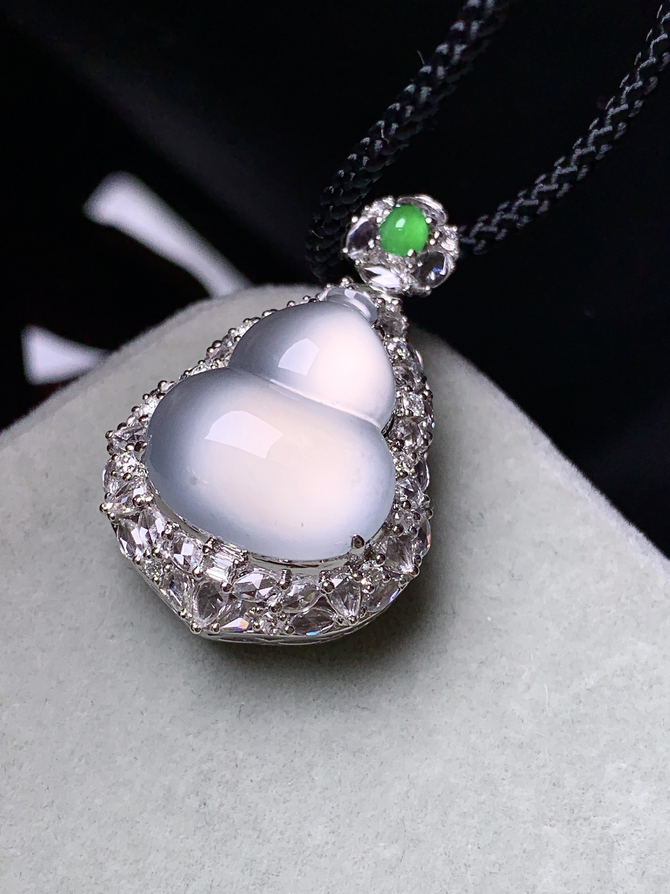 18k金钻镶嵌冰种葫芦吊坠 玉质细腻 色泽艳丽清新 水润亮眼 整体尺寸31*19.5*13.8b12