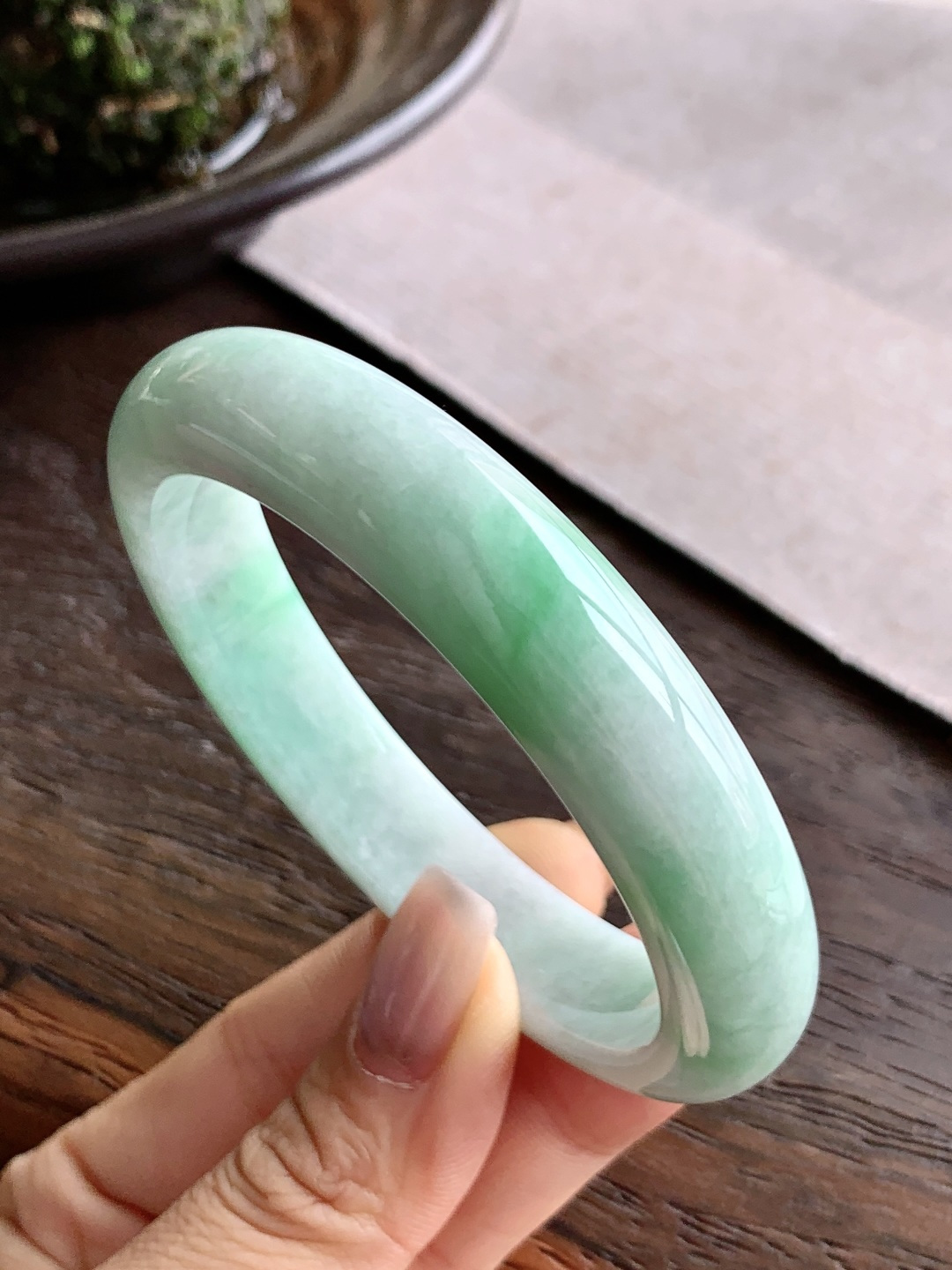 正圈 圈口58 58 58-12.4-8.3 飘翠凝镯 飘绿花 冰飘花 种老细腻 缅甸A货翡翠 有细纹 59.3克