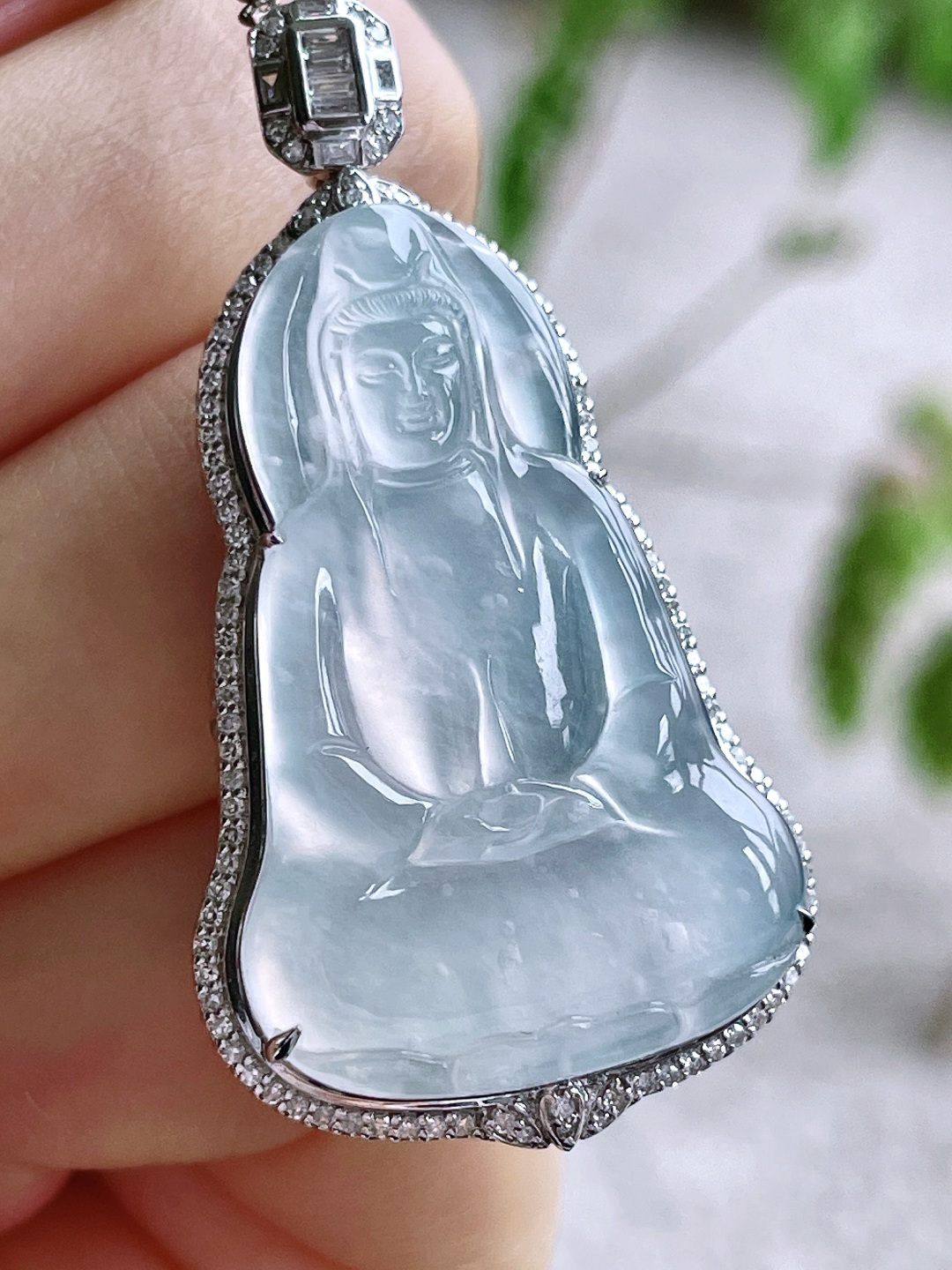 【镶嵌】高冰观音素衣观音吊坠 【说明】缅料 18k金镶嵌 无裂 性比高 【整体】46.6-24.7-11.1 【裸石】34.3-21.8-3.8 【重量】10.5克