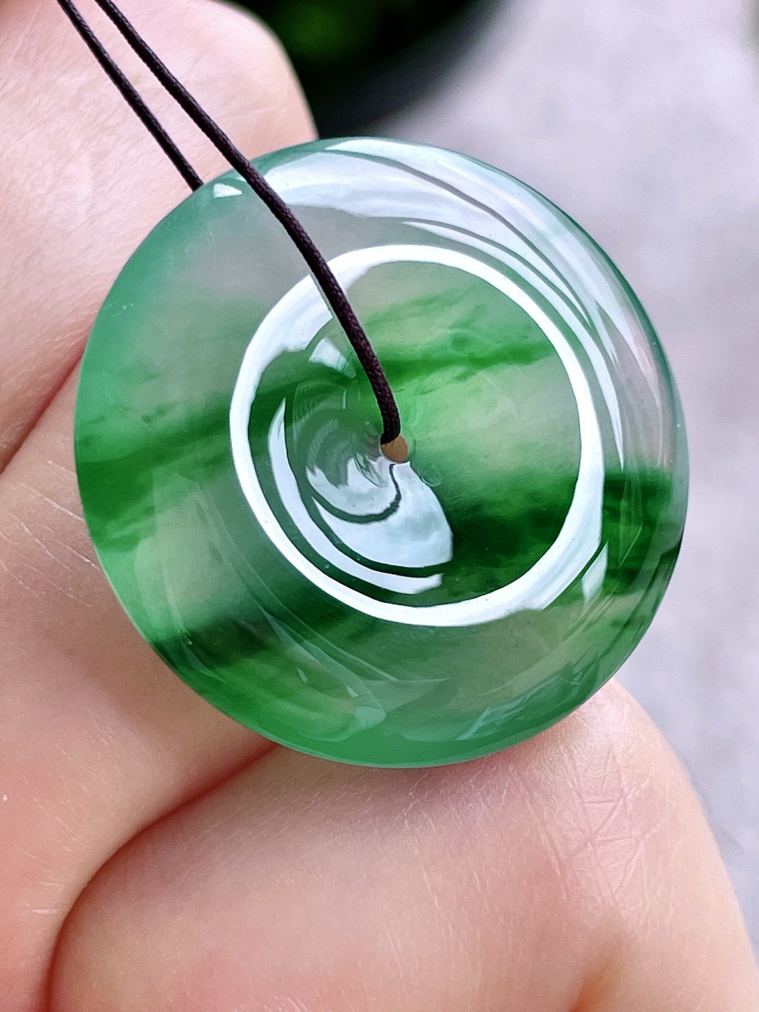 【裸石】高冰飘阳绿平安扣吊坠【说明】缅料 无裂 性比高【尺寸】25.8-5.5【重量】7.5克