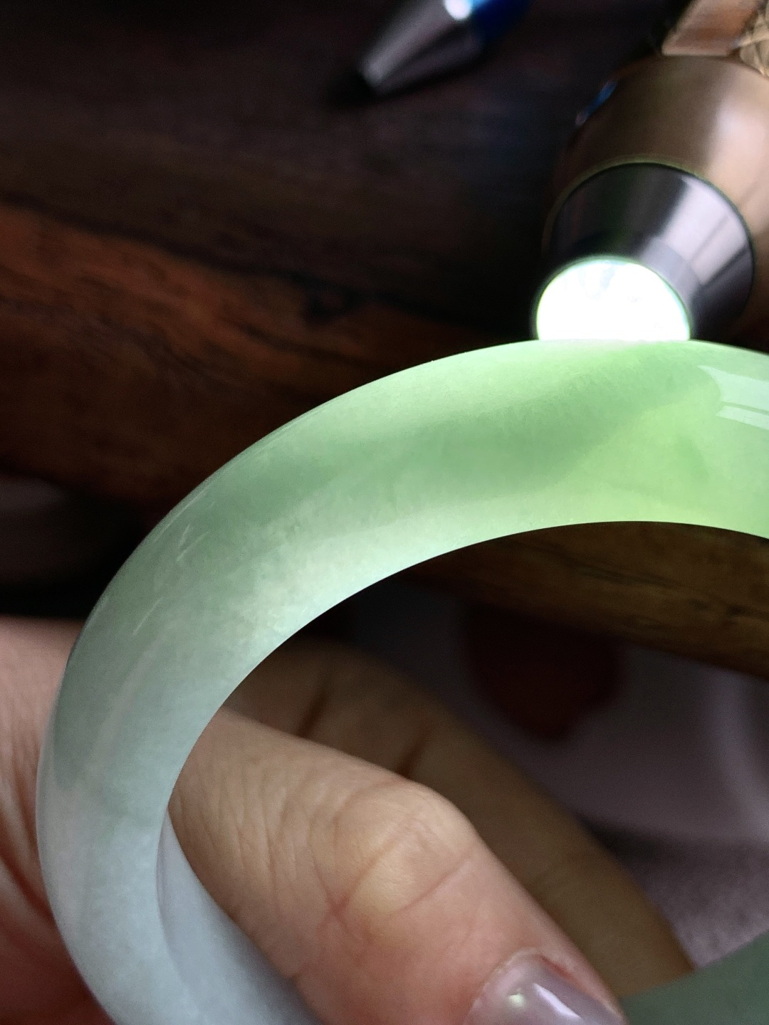 【手镯】正圈 圈口56.9-13.6-8.7【说明】晴水化底 冰晴水 种老细腻 缅甸A货翡翠 有细纹 【重量】64.1克