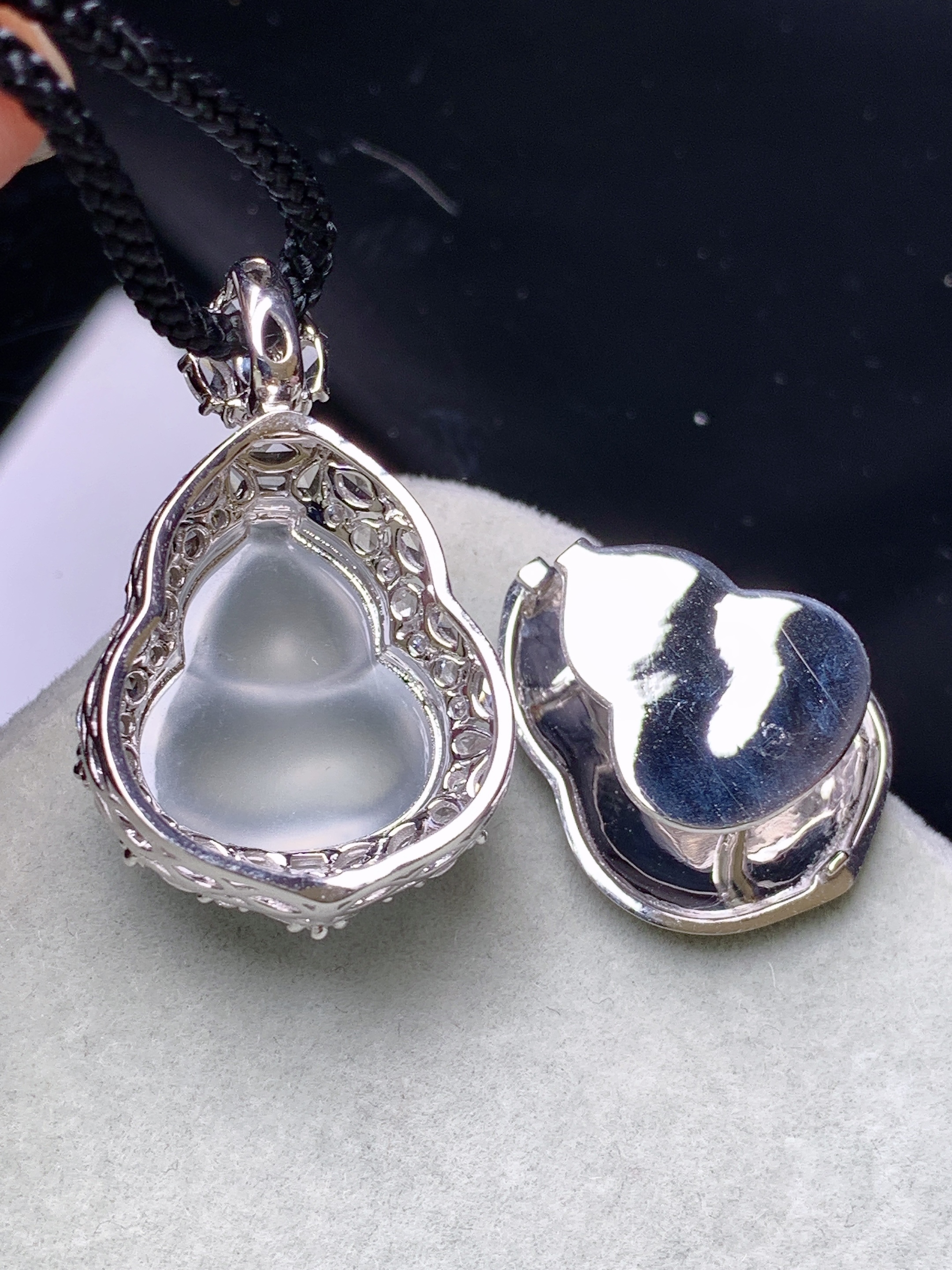 18k金钻镶嵌冰种葫芦吊坠 玉质细腻 色泽艳丽清新 水润亮眼 整体尺寸31*19.5*13.8b12