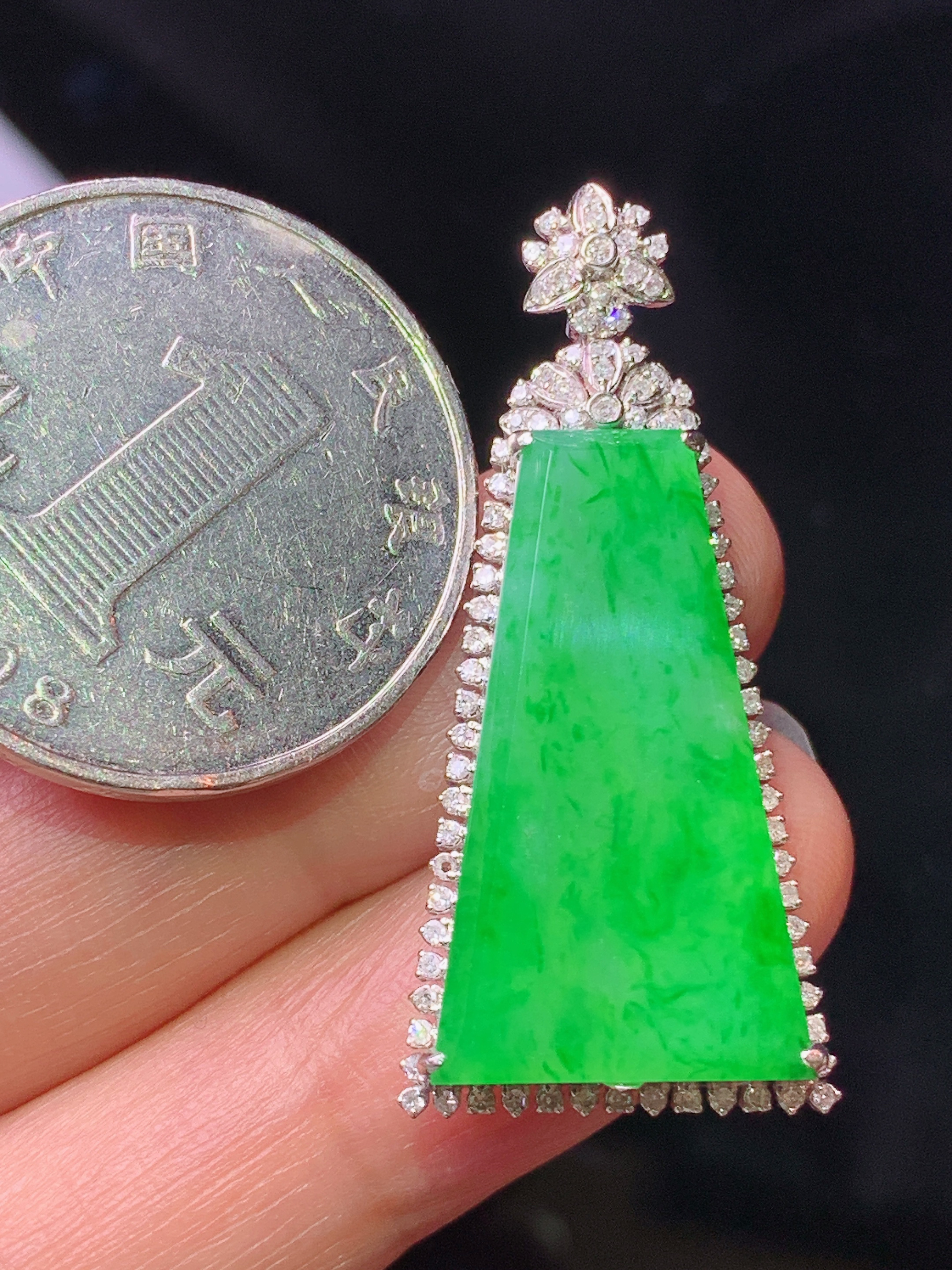 18k金钻镶嵌翠绿无事牌吊坠 玉质细腻 色泽艳丽清新 水润亮眼 整体尺寸37*16.8*6.2m2