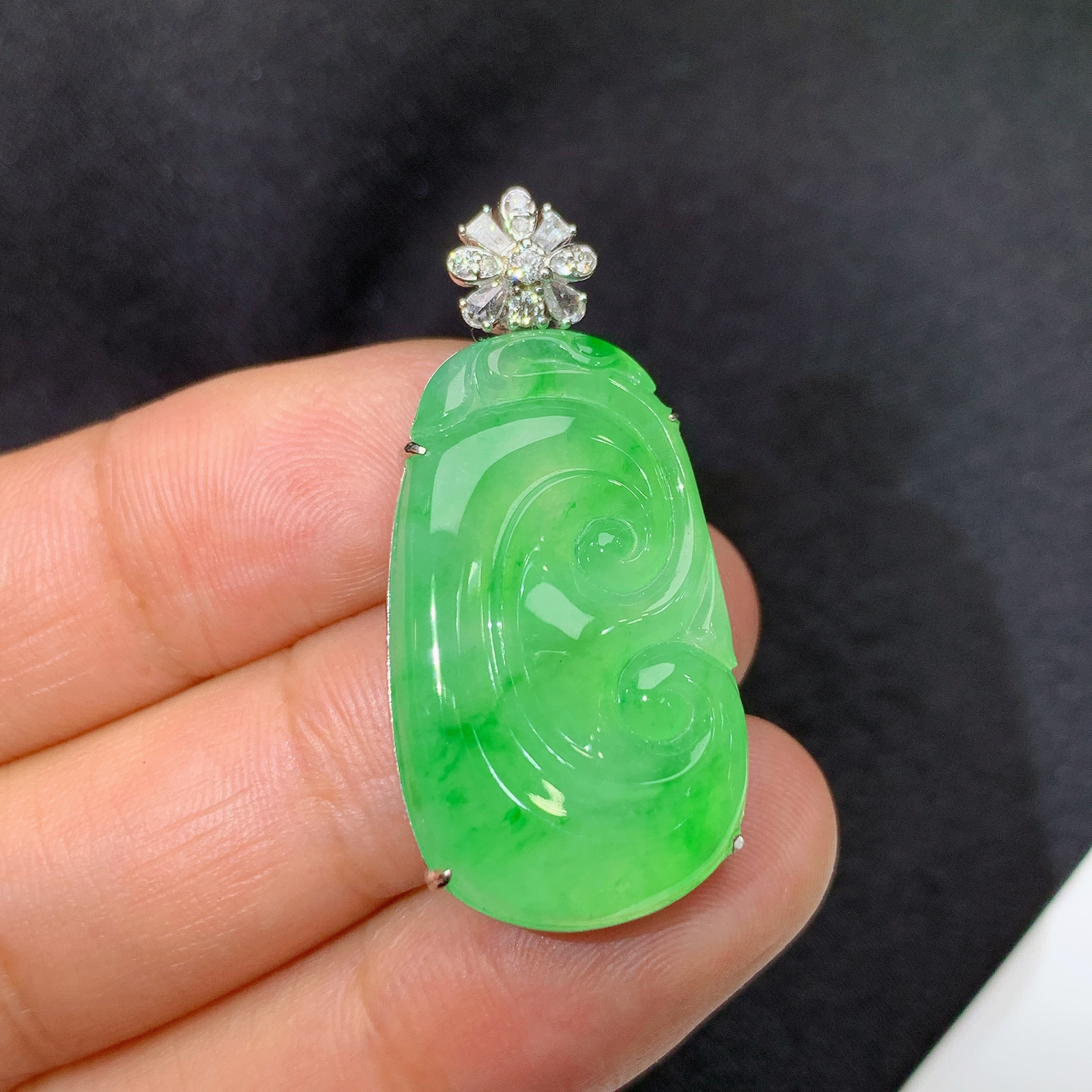 冰阳绿如意吊坠，18k金镶嵌，冰润色阳，玉质细腻，种水足，Ff 尺寸34.4*16.5*6.6