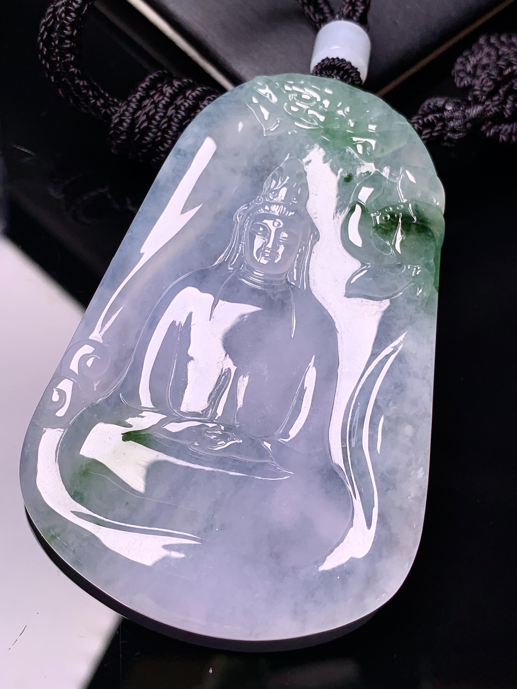冰种飘绿观音菩萨吊坠 玉质细腻 色泽艳丽清新 水润亮眼 整体尺寸L1