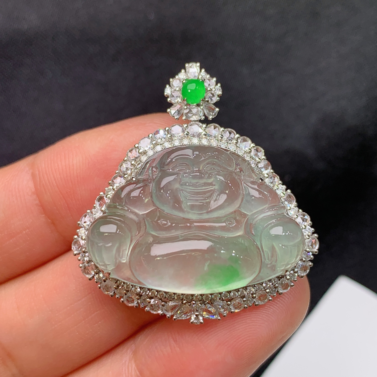 冰飘绿笑佛吊坠，18k金镶嵌，冰润细腻，品相饱满，种水足，Tl 尺寸32.1*30.1*10.2