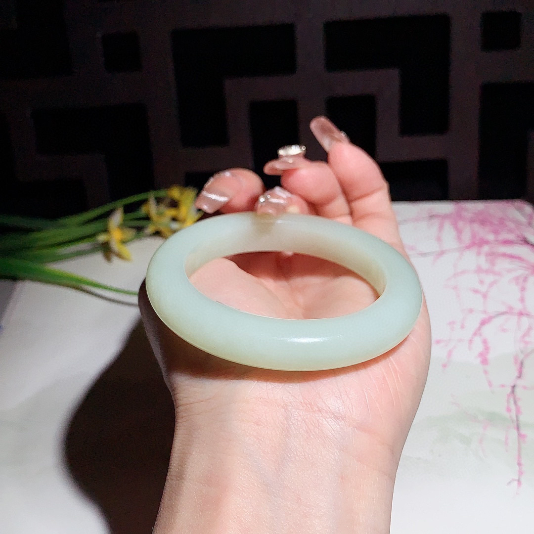 和田玉52圈且末糖手镯！玉质细腻油润 底色纯净 无裂无棉 脂粉好，品质高。