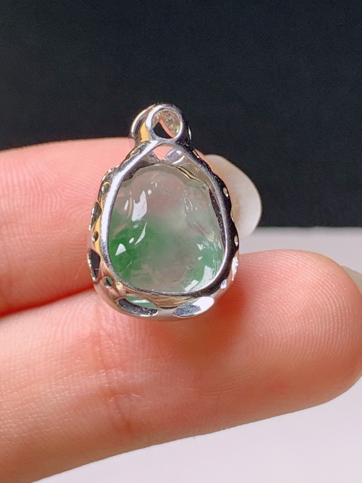 ️ 高冰飘绿貔貅吊坠，冰透饱满，飘绿灵动
裸石13.3-10.5-6.1
整体18.5-12.5-10.1..