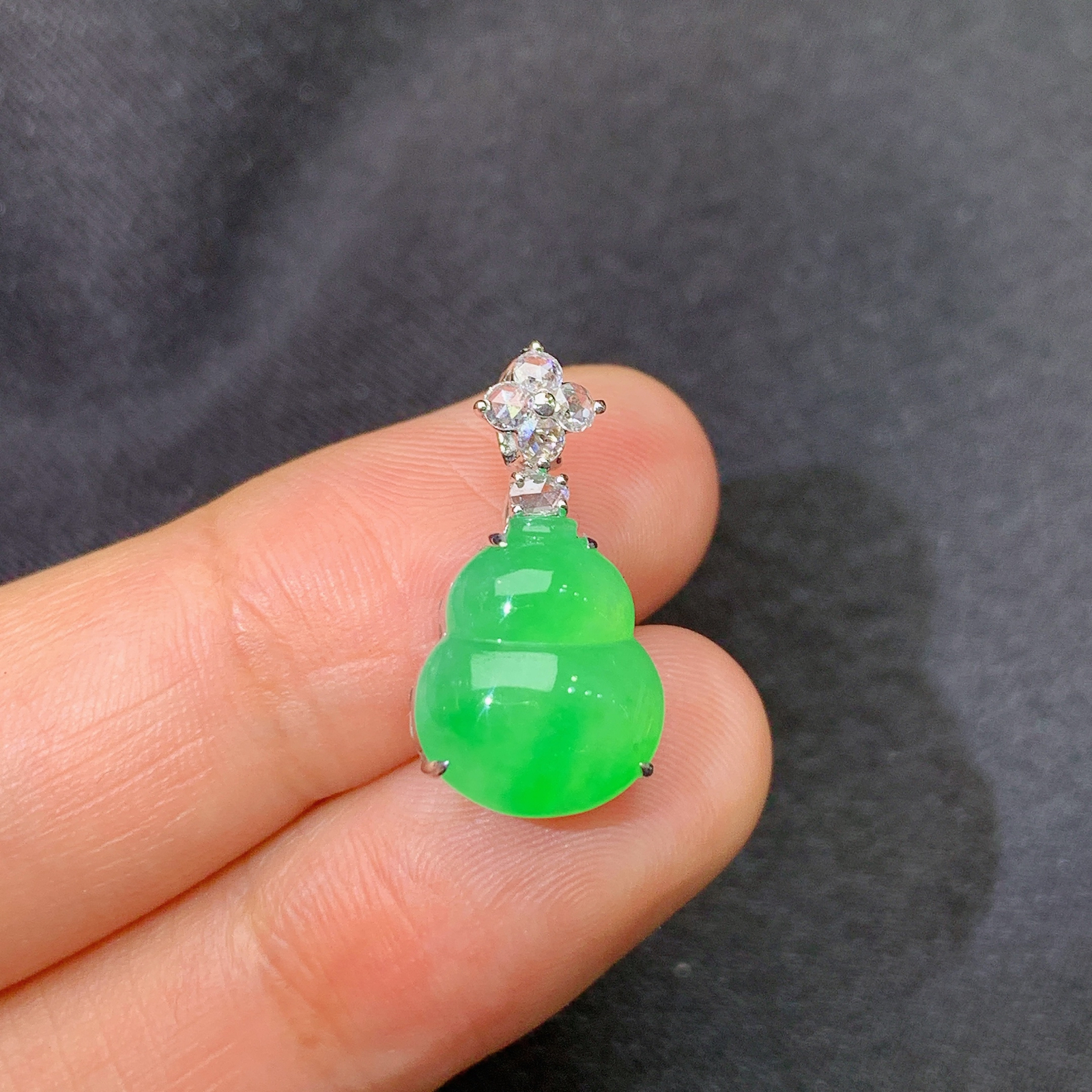 冰阳绿葫芦吊坠，18k金镶嵌，冰润色阳，玉质细腻，种水足，Y4 尺寸19.3*10*7.3