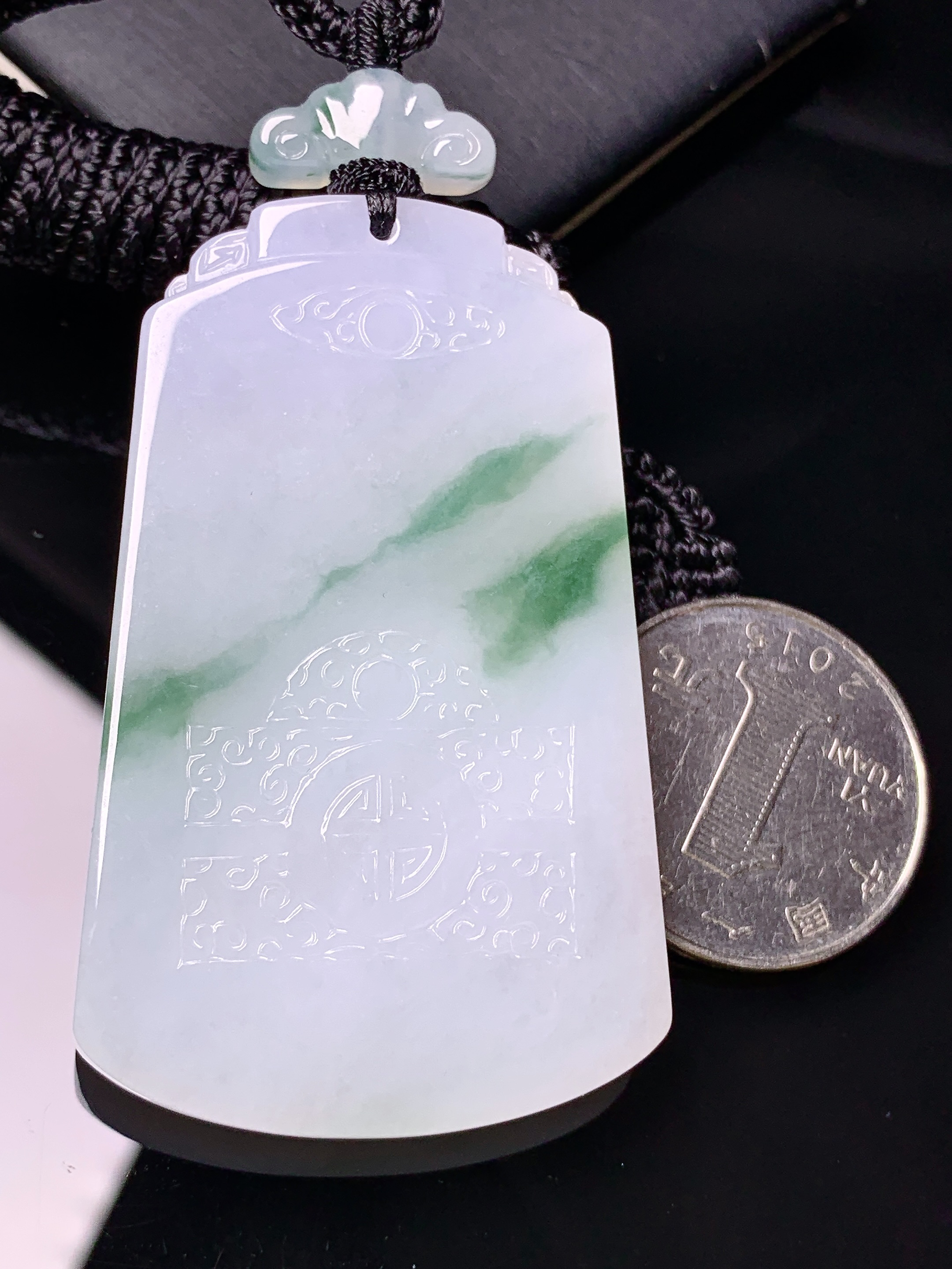 飘绿无事牌吊坠 玉质细腻 色泽艳丽清新 水润亮眼 整体尺寸57.6*35.2*5.5L1