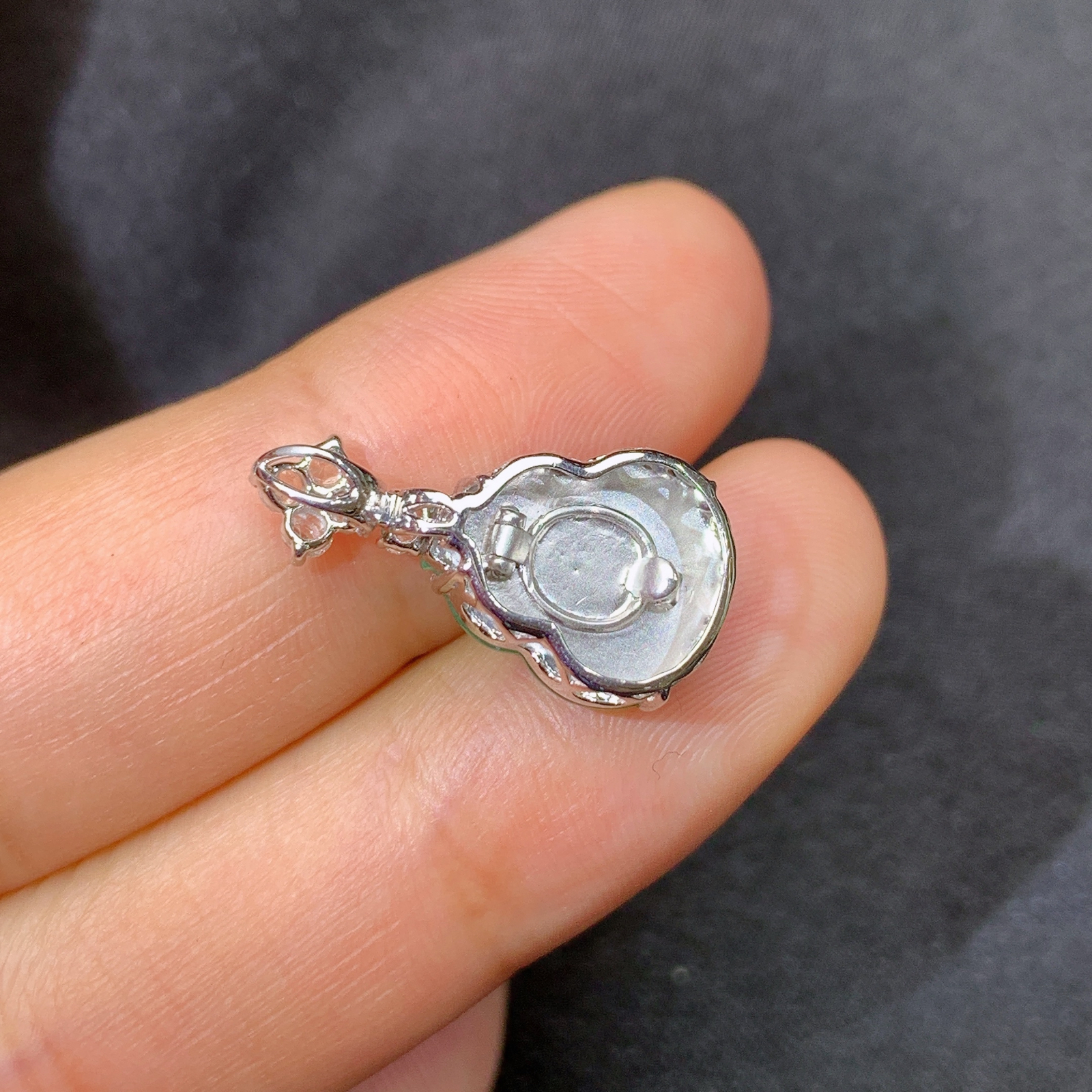 冰阳绿葫芦吊坠，18k金镶嵌，冰润色阳，玉质细腻，种水足，Y4 尺寸19.3*10*7.3