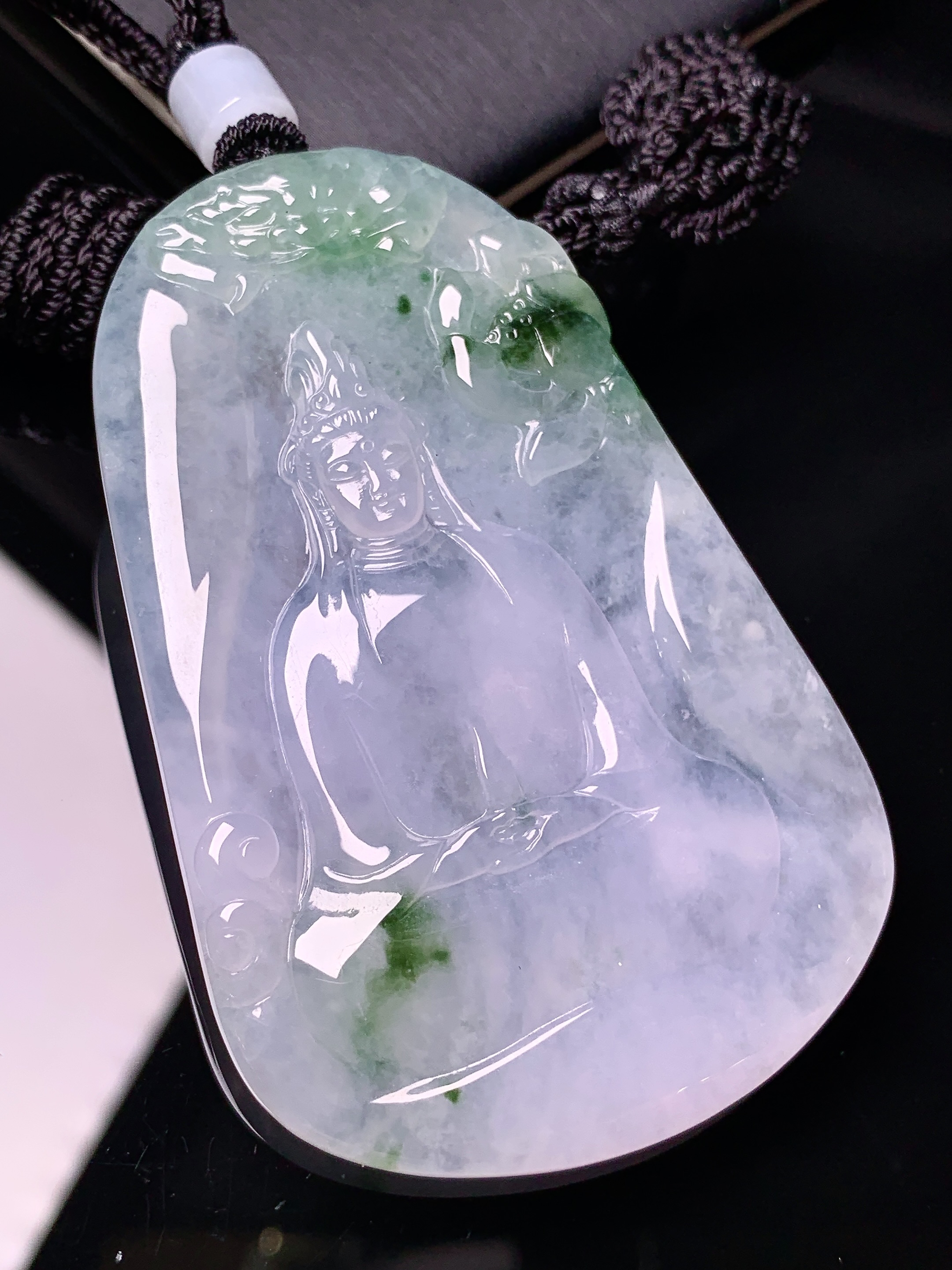 冰种飘绿观音菩萨吊坠 玉质细腻 色泽艳丽清新 水润亮眼 整体尺寸L1