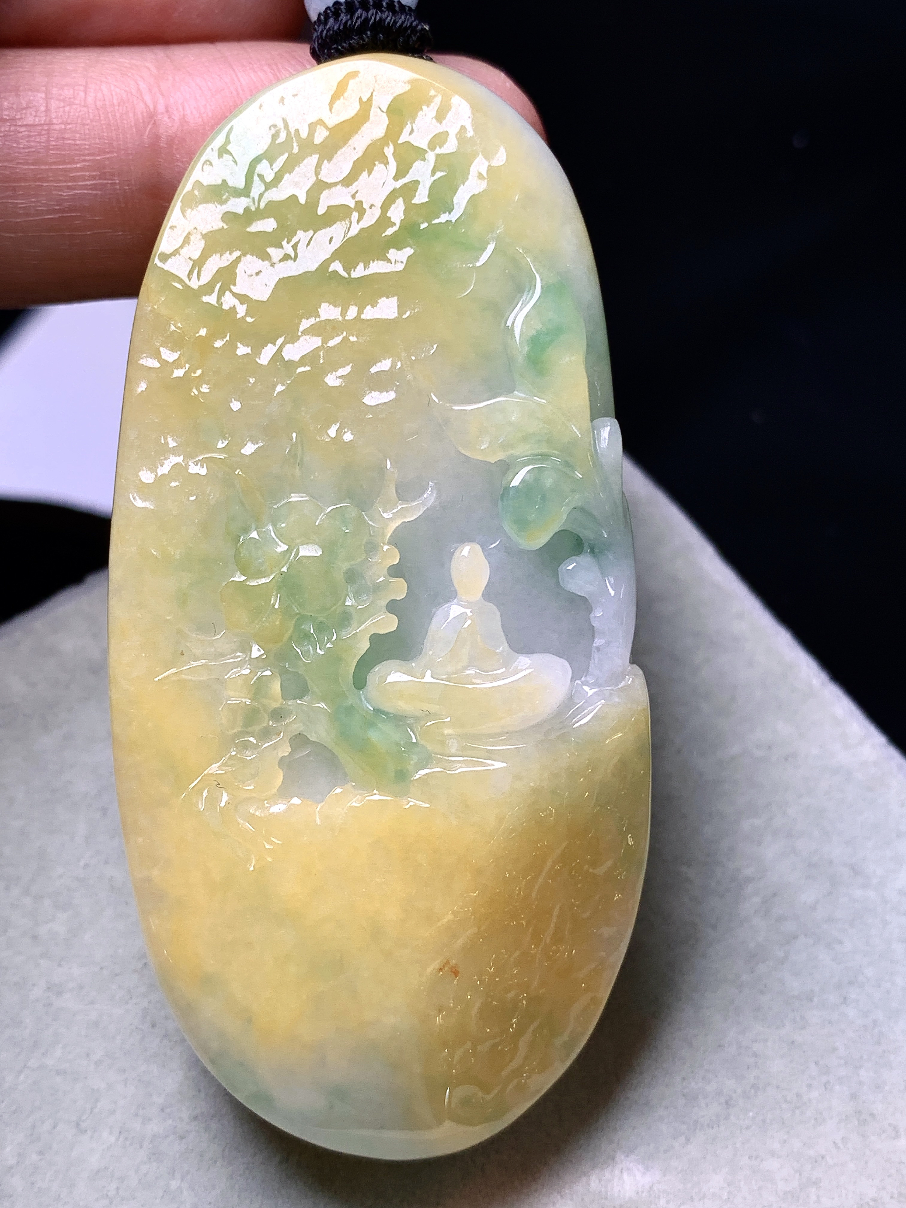 黄翡飘绿悟道吊坠 玉质细腻 色泽艳丽清新 水润亮眼 整体尺寸61.6*29.8*11.8w1