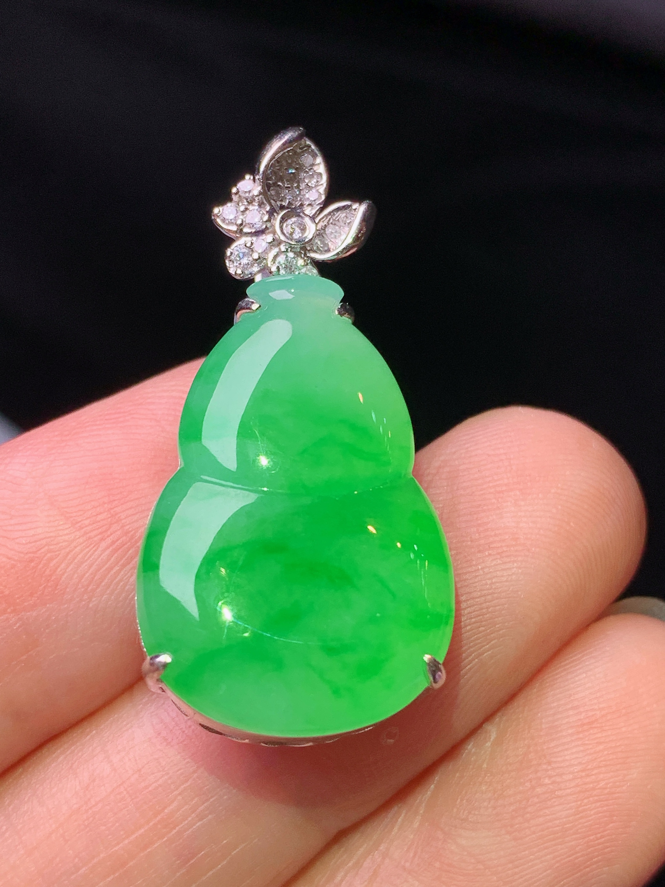 18k金钻镶嵌翠绿葫芦吊坠 玉质细腻 色泽艳丽清新 水润亮眼 整体尺寸30.6*15*8L2