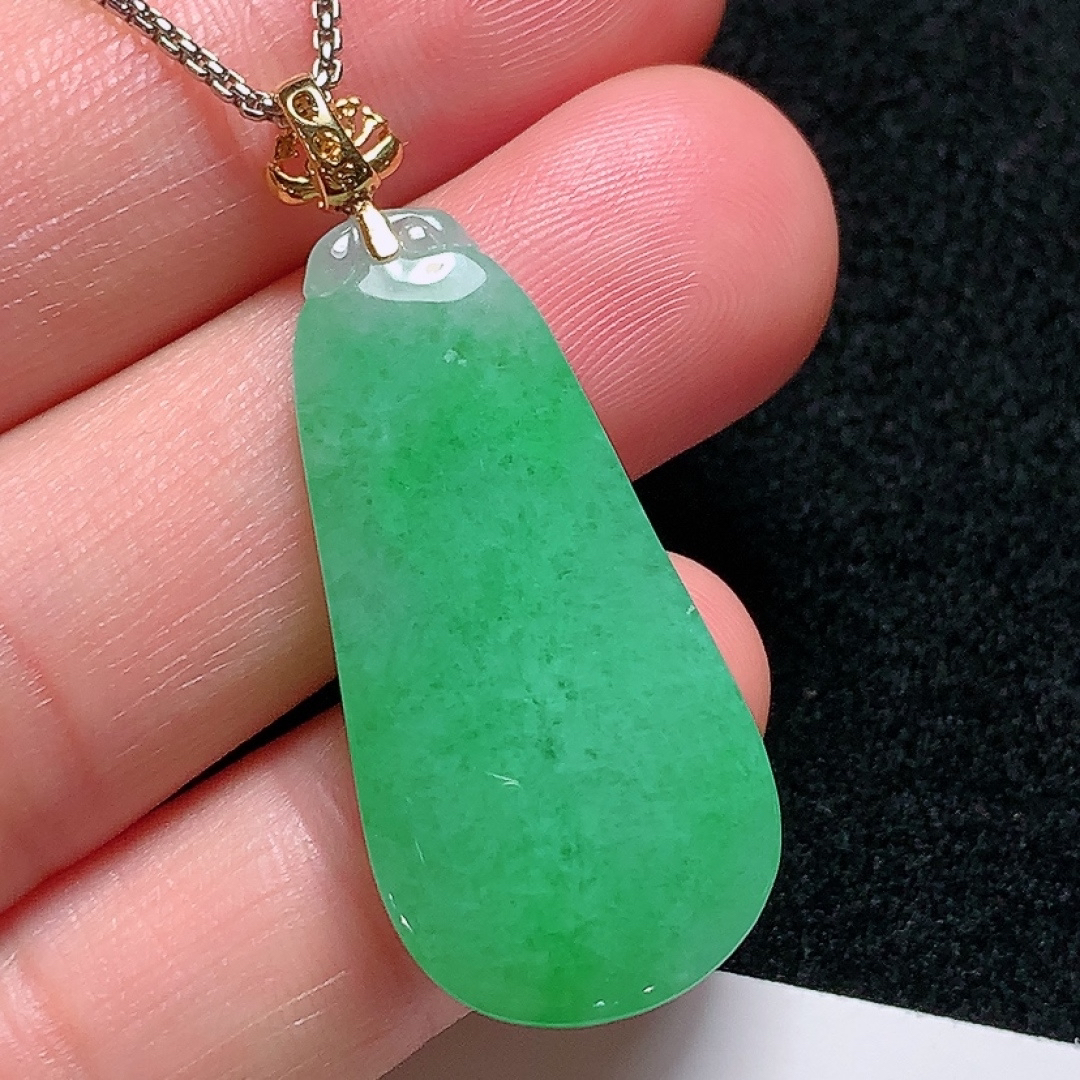 ️18k金镶嵌冰种阳绿福瓜，种老水头好，清爽漂亮，饱满完美，整体：40.4mm裸石：33.3/16.1/6.6mm