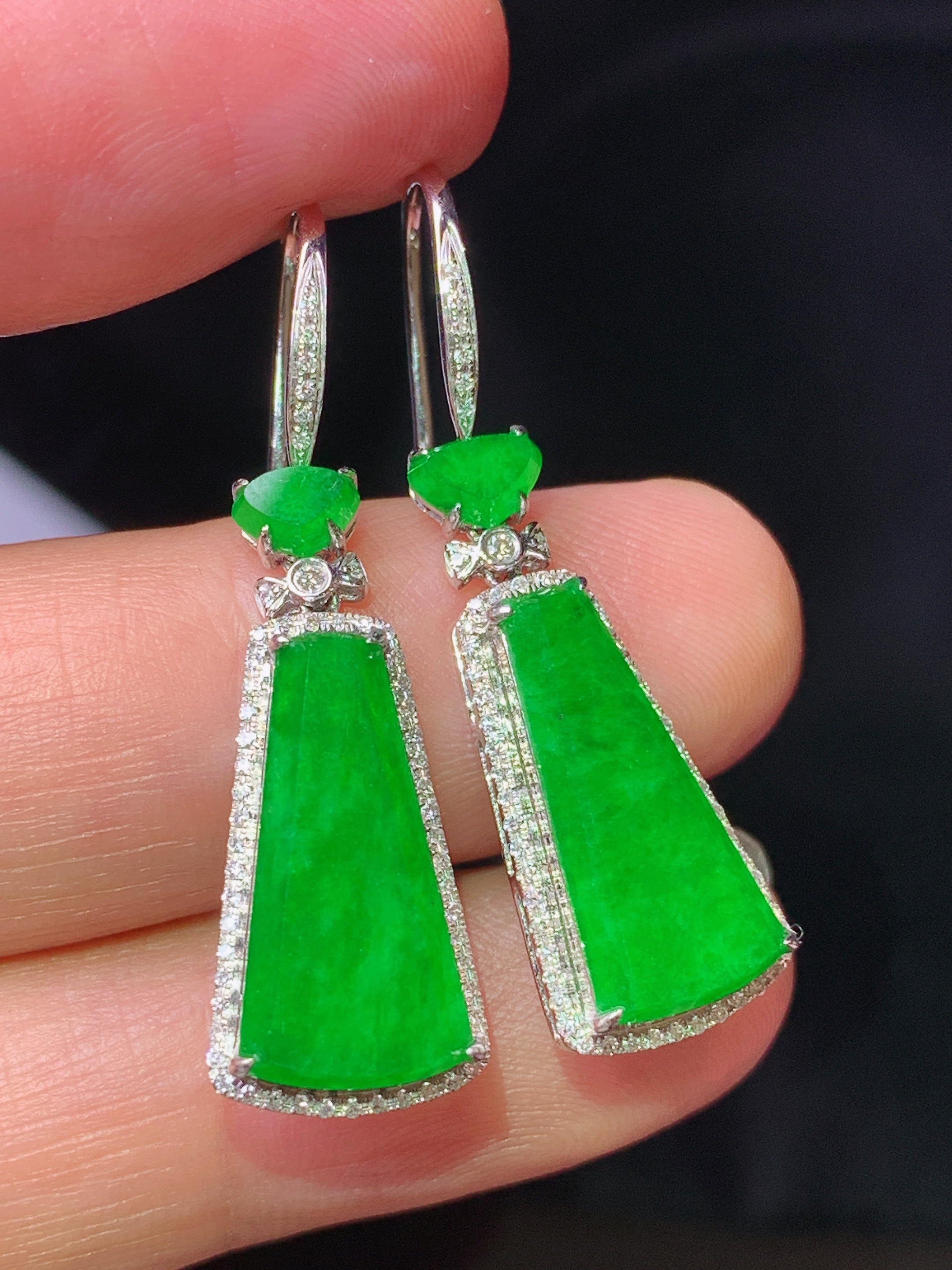 18k金钻镶嵌满绿无事牌耳坠 玉质细腻 色泽艳丽清新 水润亮眼 整体尺寸34*10*4.8h1