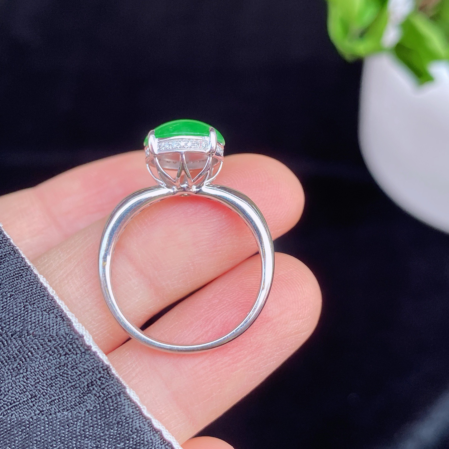 冰阳绿蛋面戒指 
冰种阳绿，色泽浓郁鲜亮
蛋面圆润饱满，18K金镶嵌
尺寸如图一  实物更美～