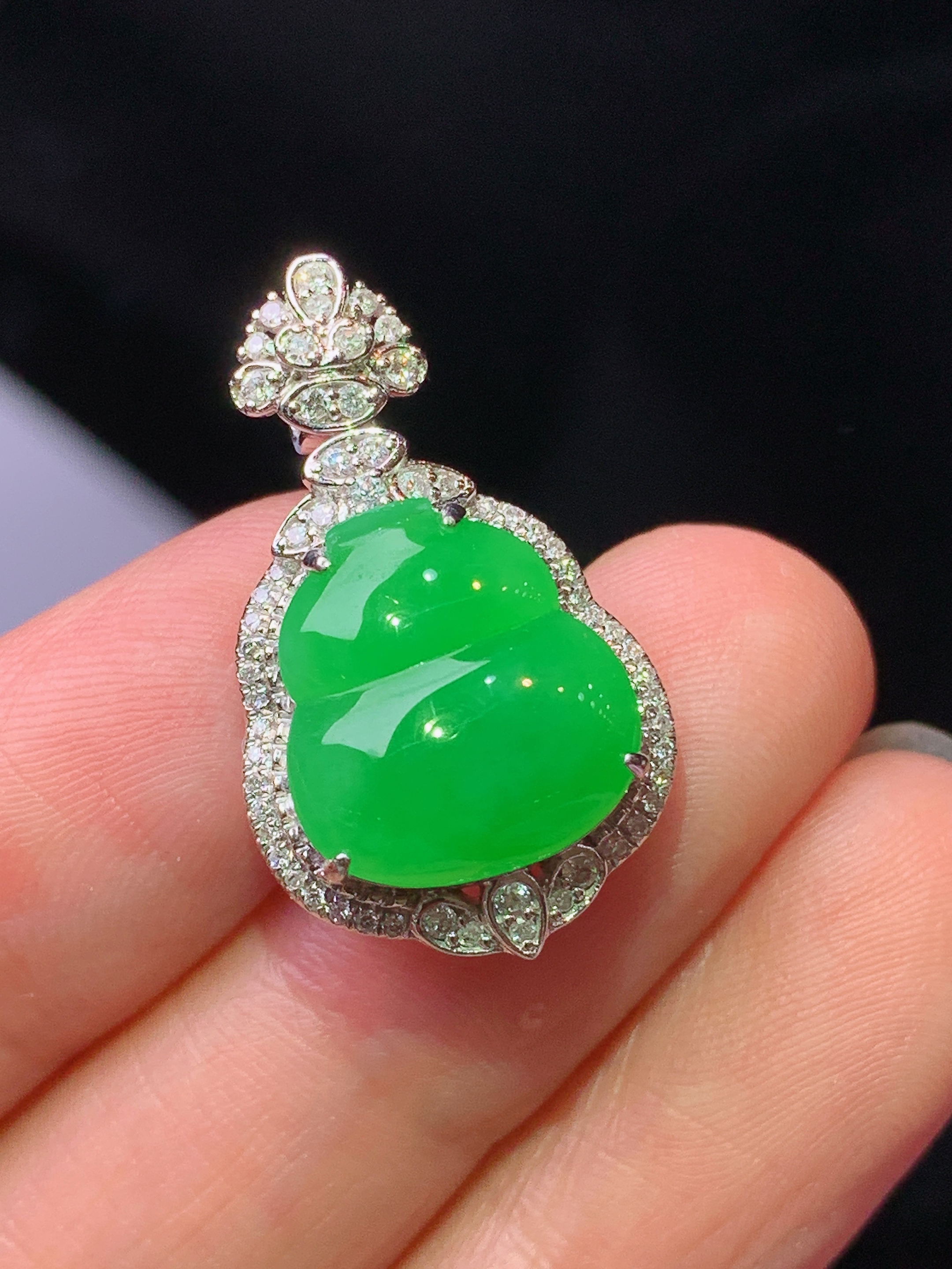 18k金钻镶嵌满绿葫芦吊坠 玉质细腻 色泽艳丽清新 水润亮眼 整体尺寸25.3*15*9L2