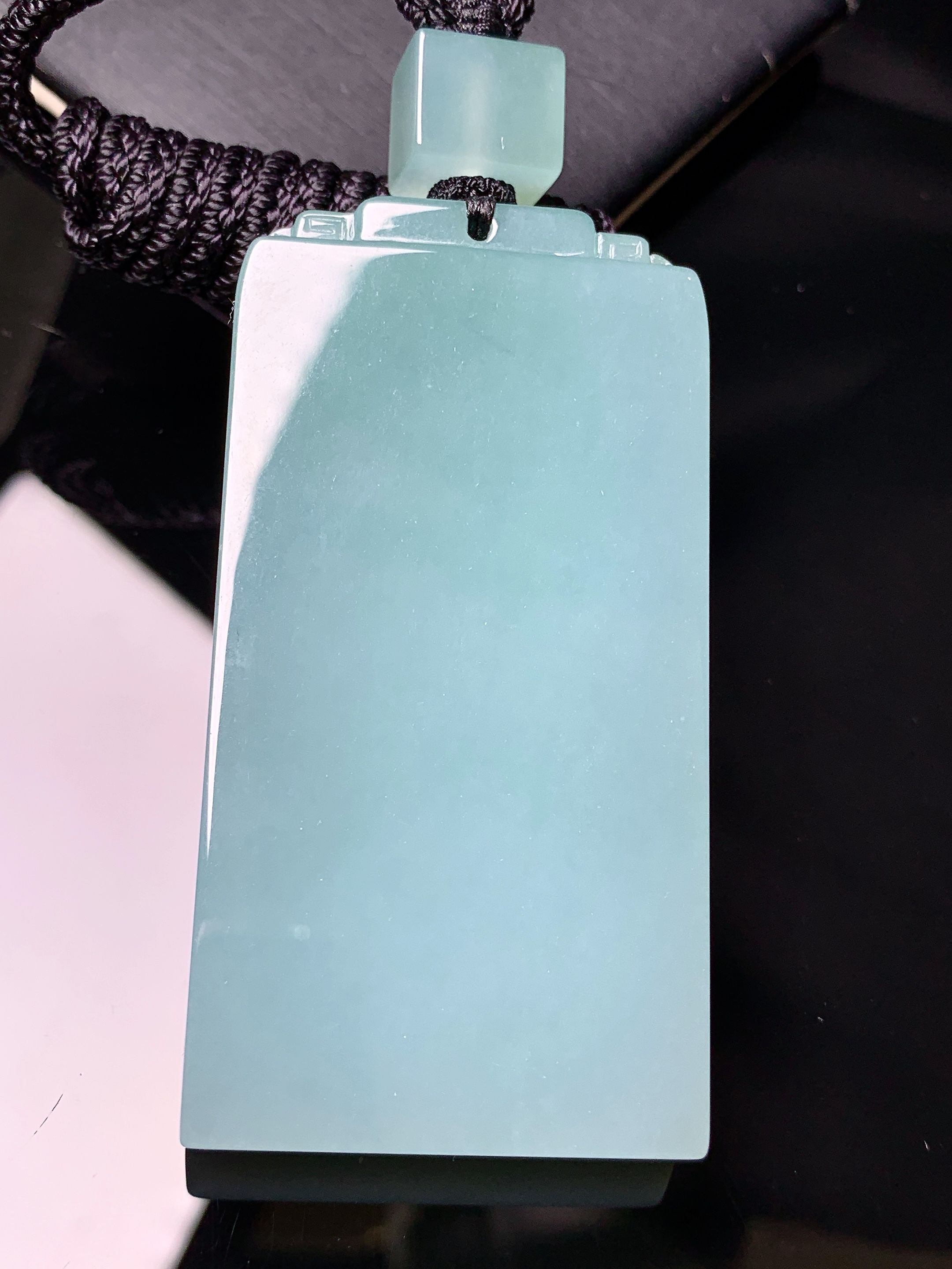 天蓝色无事牌吊坠 玉质细腻 色泽艳丽清新 水润亮眼 整体尺寸61.8*31.6*8.2L1