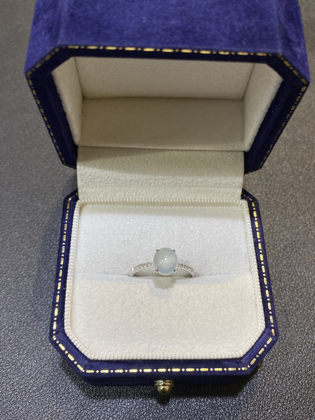 18Ｋ简镶蛋面戒指

裸石7.5/6.7/3.6