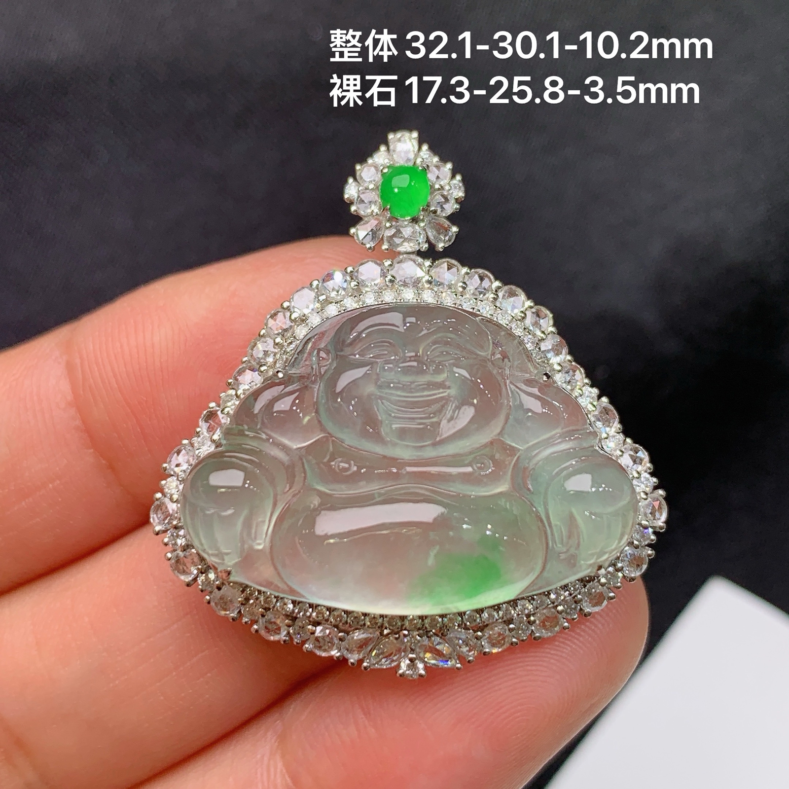 冰飘绿笑佛吊坠，18k金镶嵌，冰润细腻，品相饱满，种水足，Tl 尺寸32.1*30.1*10.2