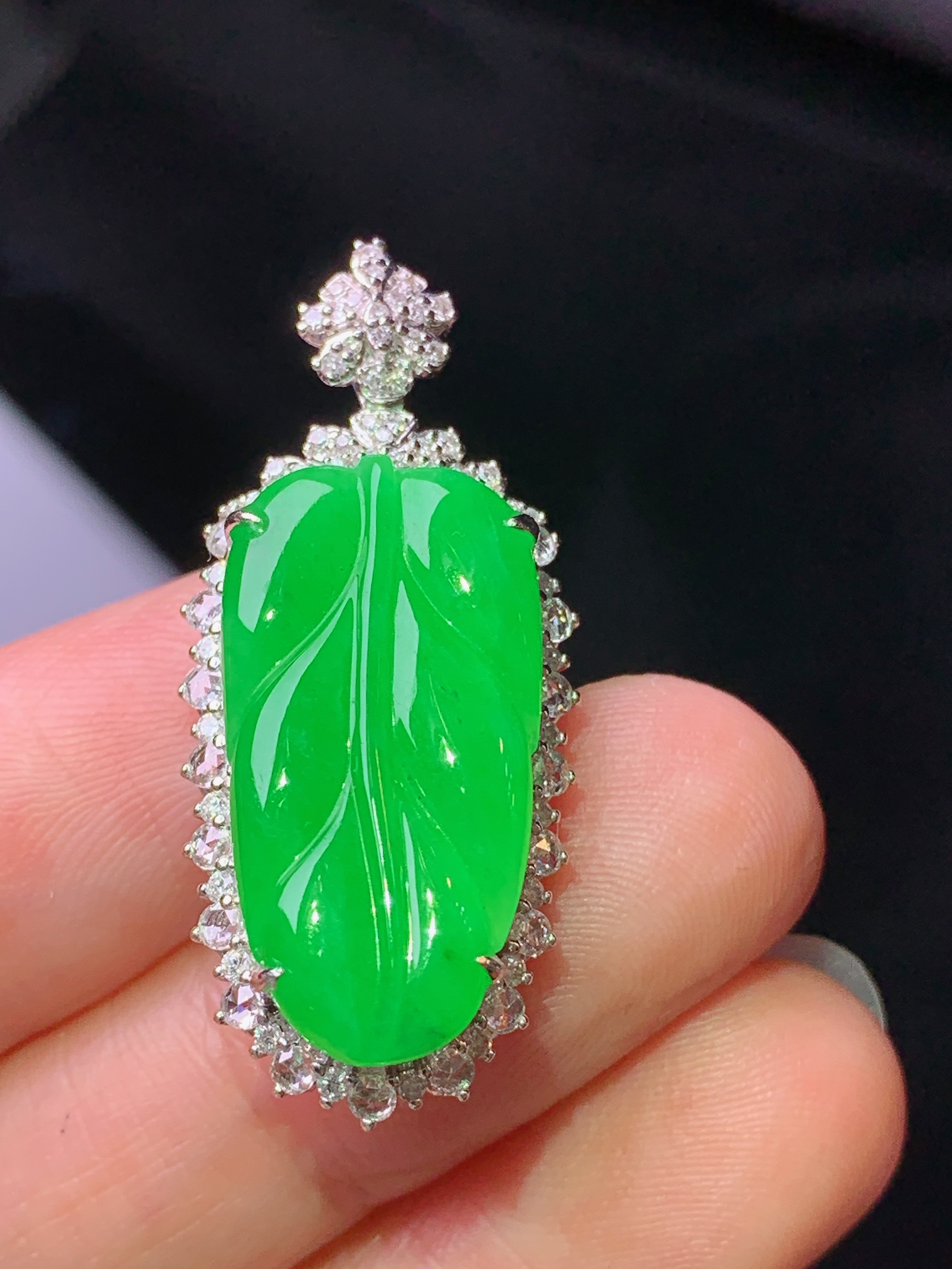 18k金钻镶嵌翠绿树叶吊坠 玉质细腻 色泽艳丽清新 水润亮眼 整体尺寸34*15*10m2