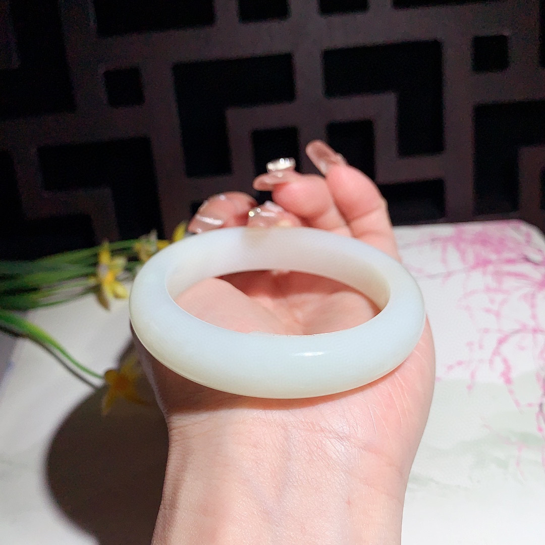 和田玉55圈且末糖手镯！玉质细腻油润 底色纯净 无裂无杂黑 脂粉好，品质高。