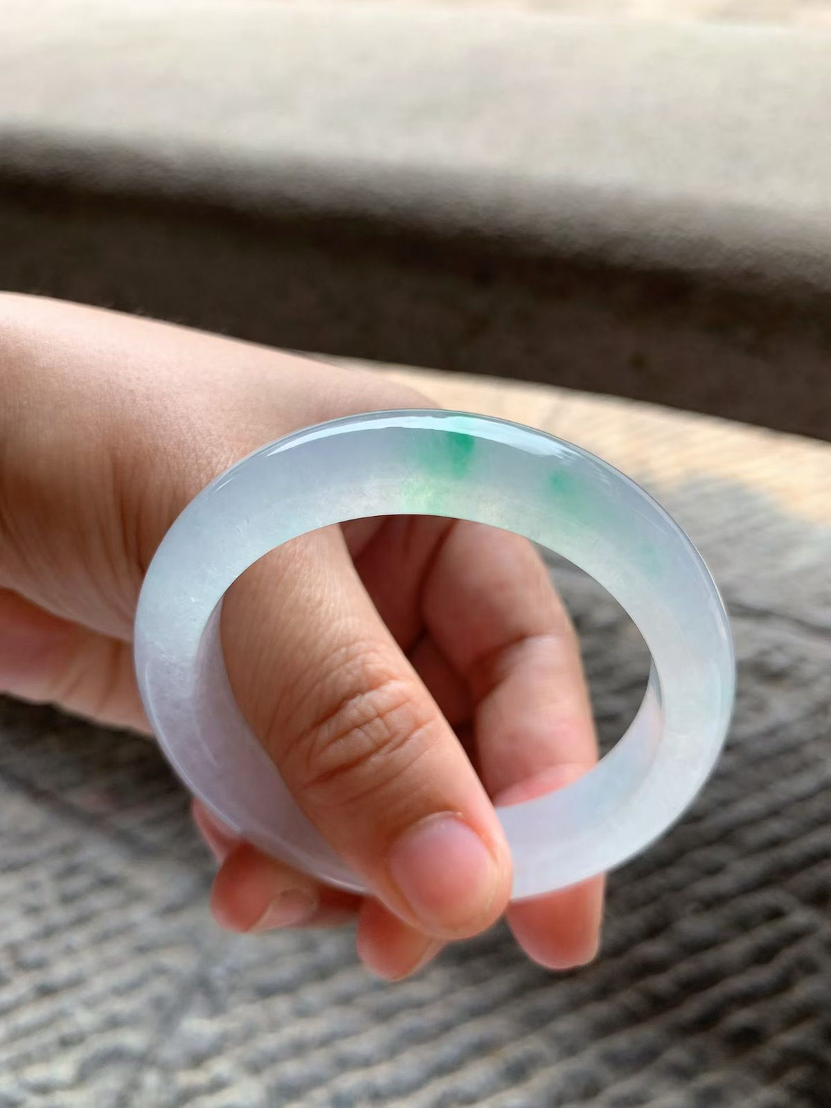 飘阳绿正圈手镯尺寸53*12.5*8.5 老坑种水，通体冰透，清润水灵，泛荧光，翠色鲜阳，灵气清雅！